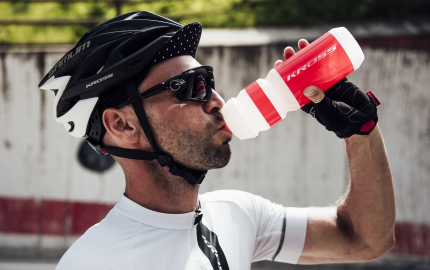 Przepis na naturalny izotonik – co pić na rowerze?