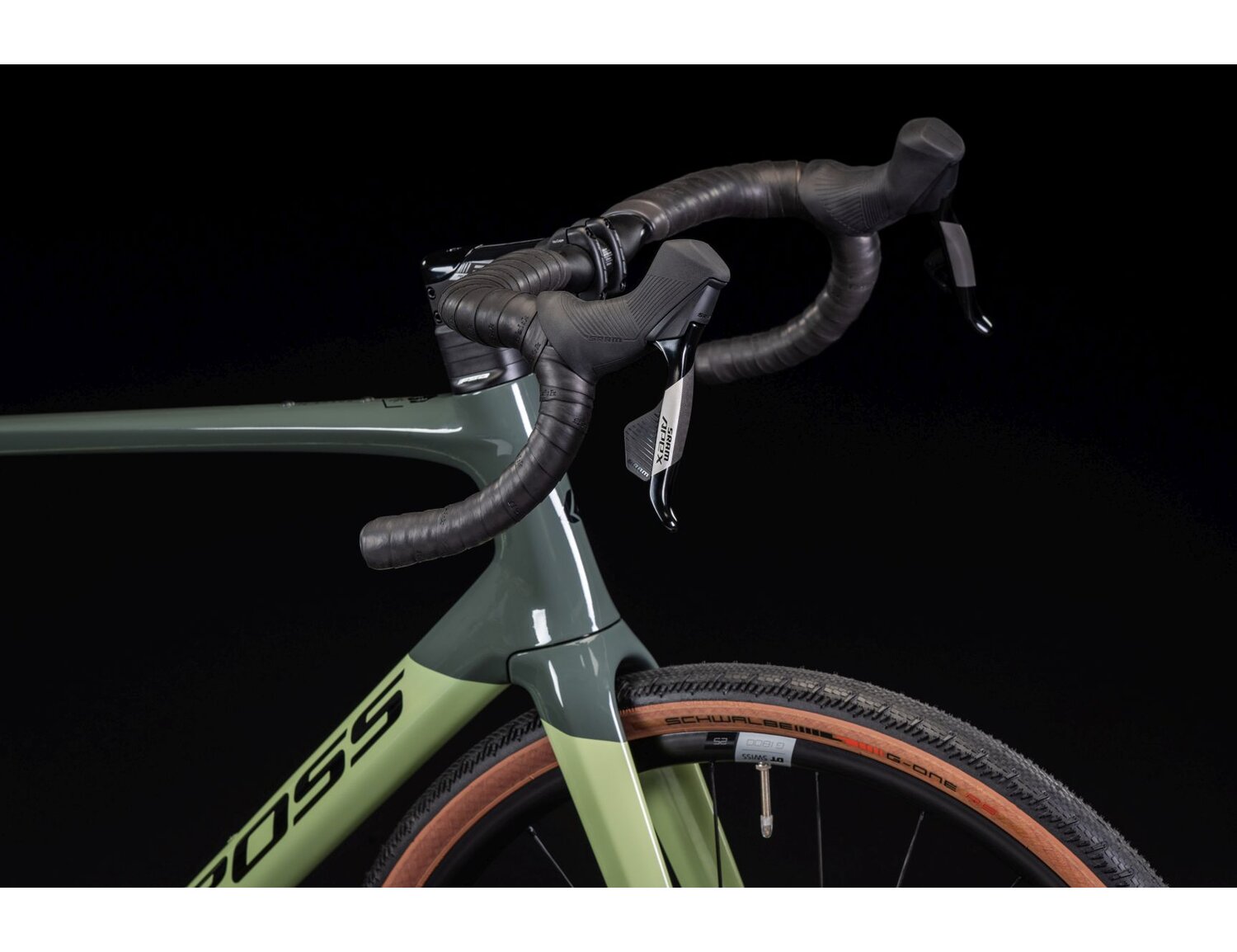  Carbonowa rama, sztywny carbonowy widelec, carbonowa kierownica oraz opony Schwalbe w rowerze gravelowym KROSS Esker RS 2.0