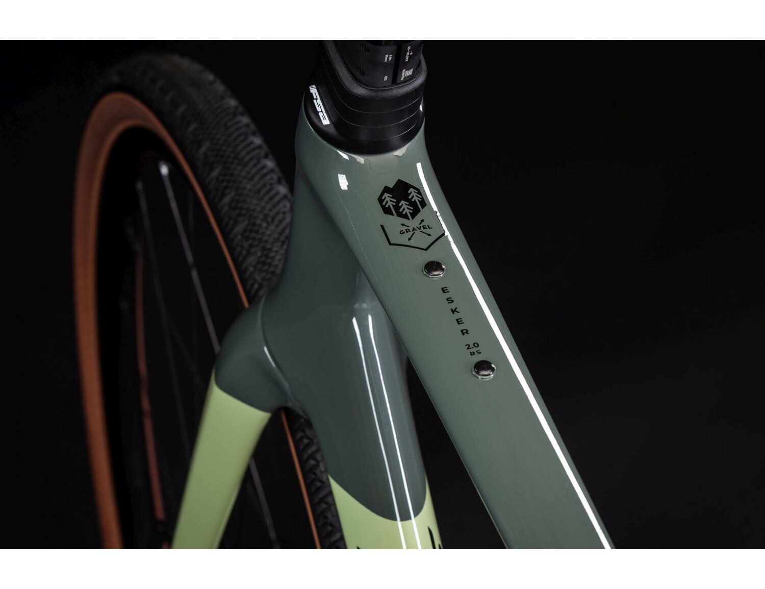 Carbonowa rama i symbol gravela w rowerze gravelowym KROSS Esker RS 2.0 