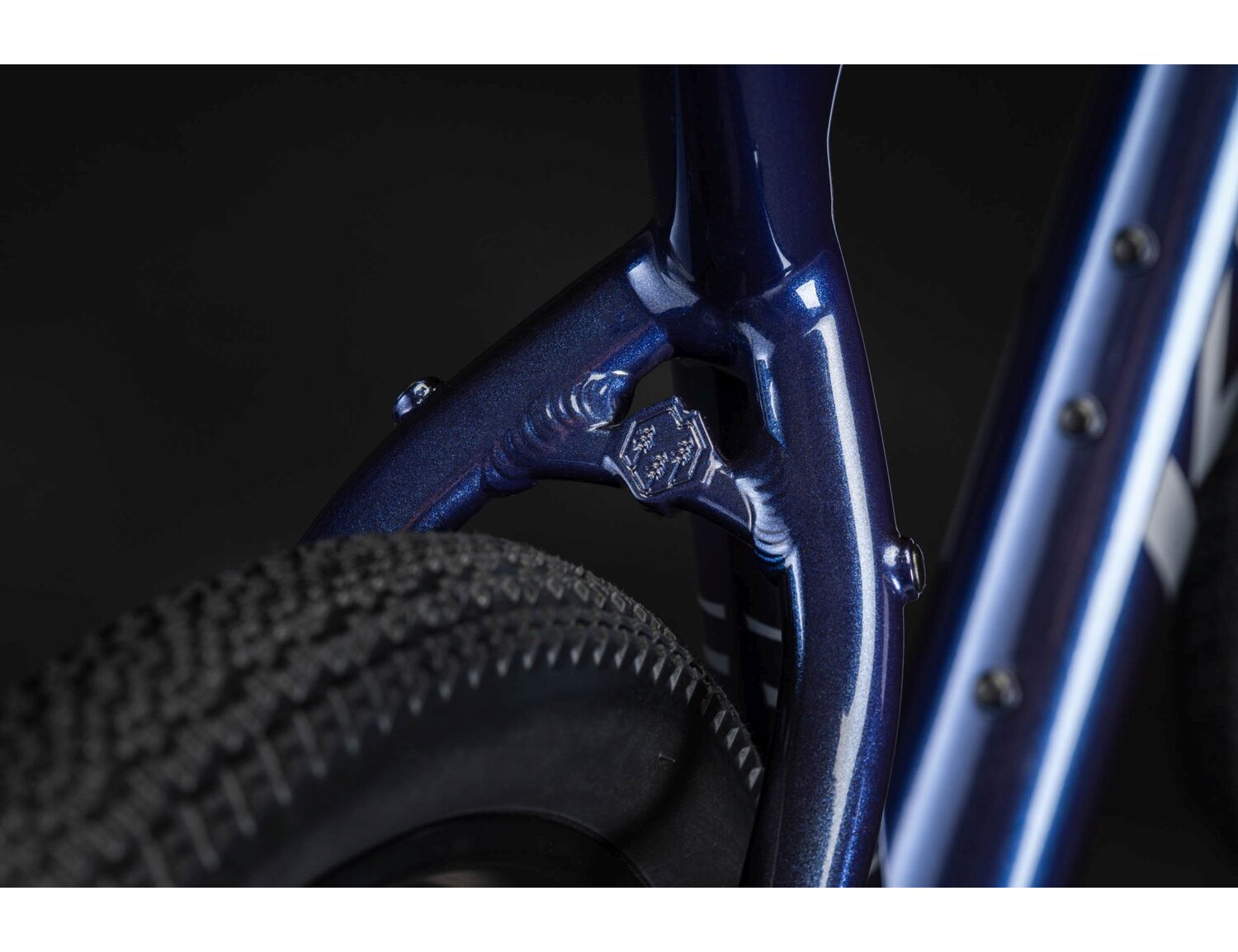  Rama aluminiowa nowej generacji gen2 w kolorze granatowym oraz opony WTB Riddler w rowerze gravelowym Kross Esker 2.0 