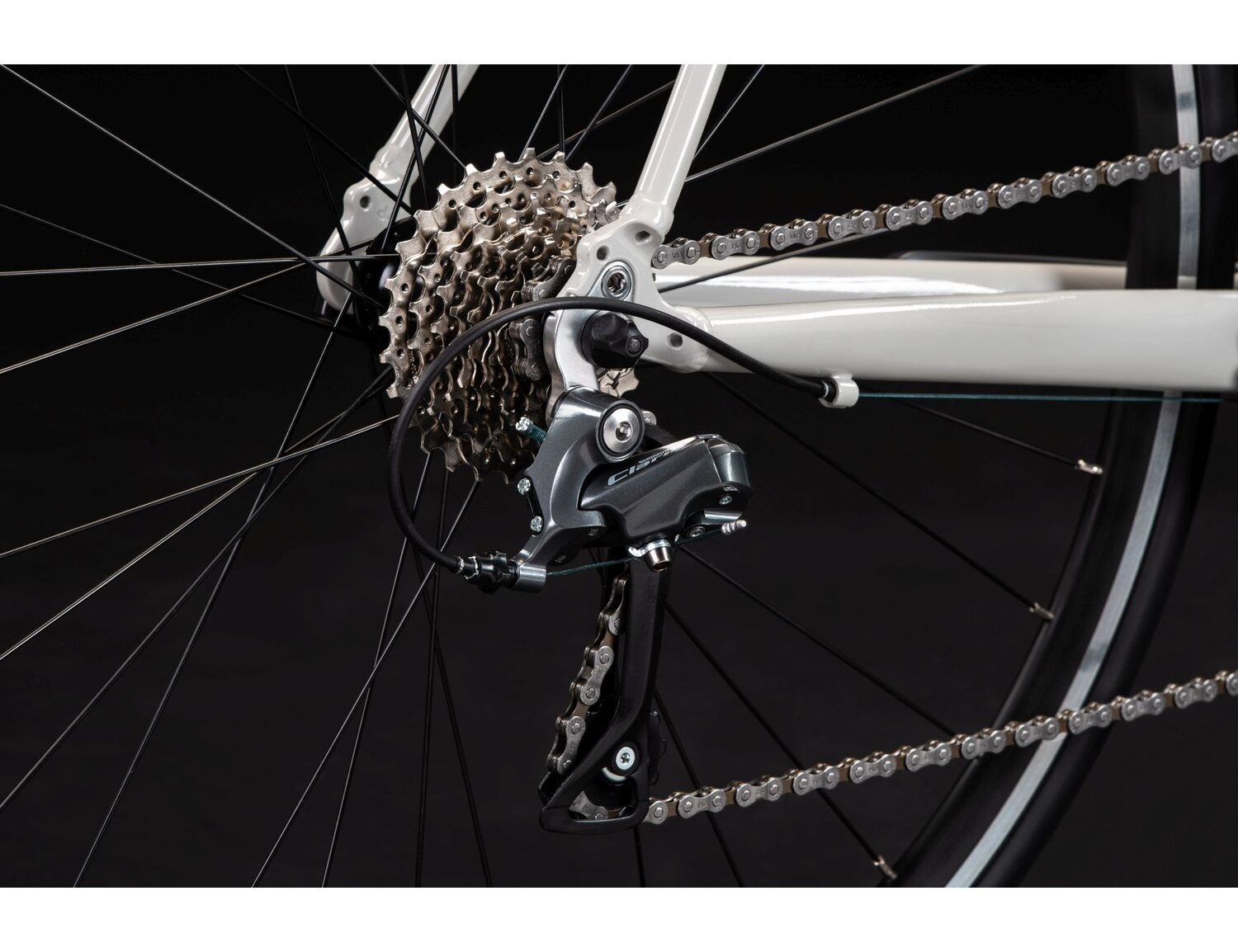  Tylna ośmiorzędowa przerzutka Shimano Claris R2000 w rowerze szosowym KROSS Vento 2.0 