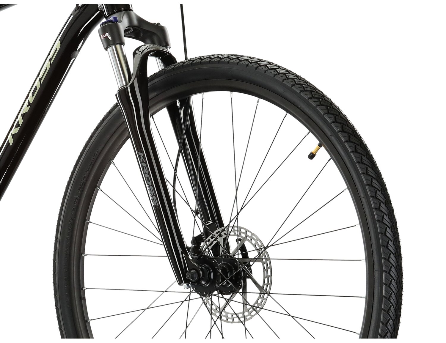Aluminowa rama, amortyzowany widelec SR SUNTOUR NEX HLO oraz opony Wanda w rowerze crossowym KROSS Evado 5.0 
