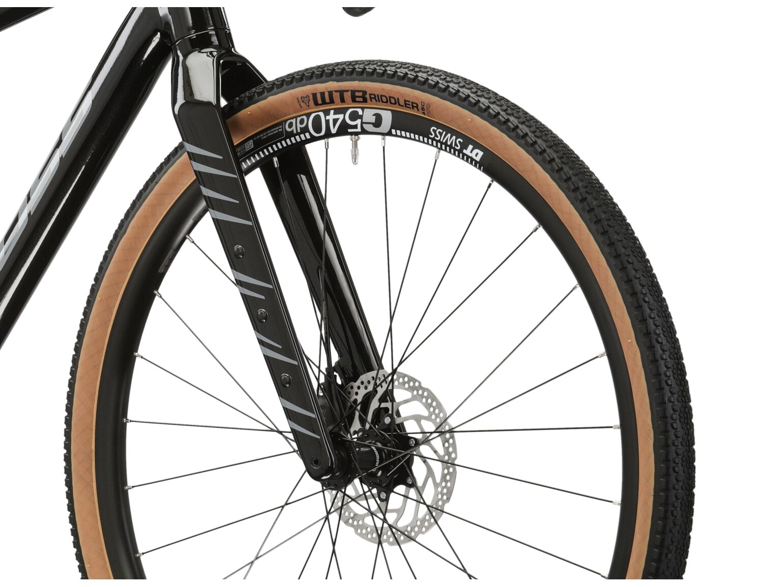  Sztywny carbonowy widelec oraz opony WTB Riddler o szerokośći 45mm w rowerze gravelowym KROSS Esker 6.0 