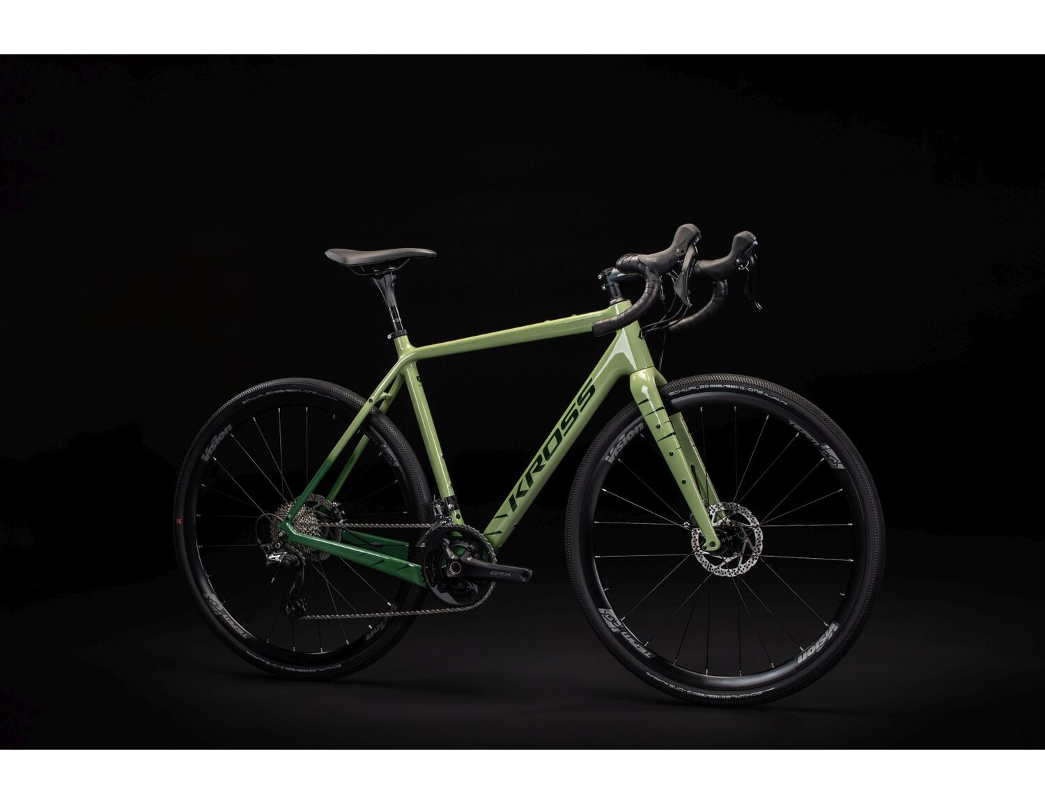  Rower gravelowy KROSS Esker 8.0 na carbonowej ramie w kolorze zielonym wyposażony w osprzęt Shimano 
