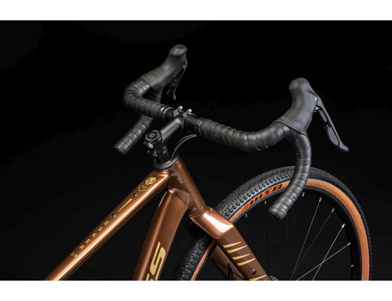  Sztywny carbonowy widelec oraz opony WTB Resolute o szerokośći 42mm w rowerze gravelowym KROSS Esker 2.0 