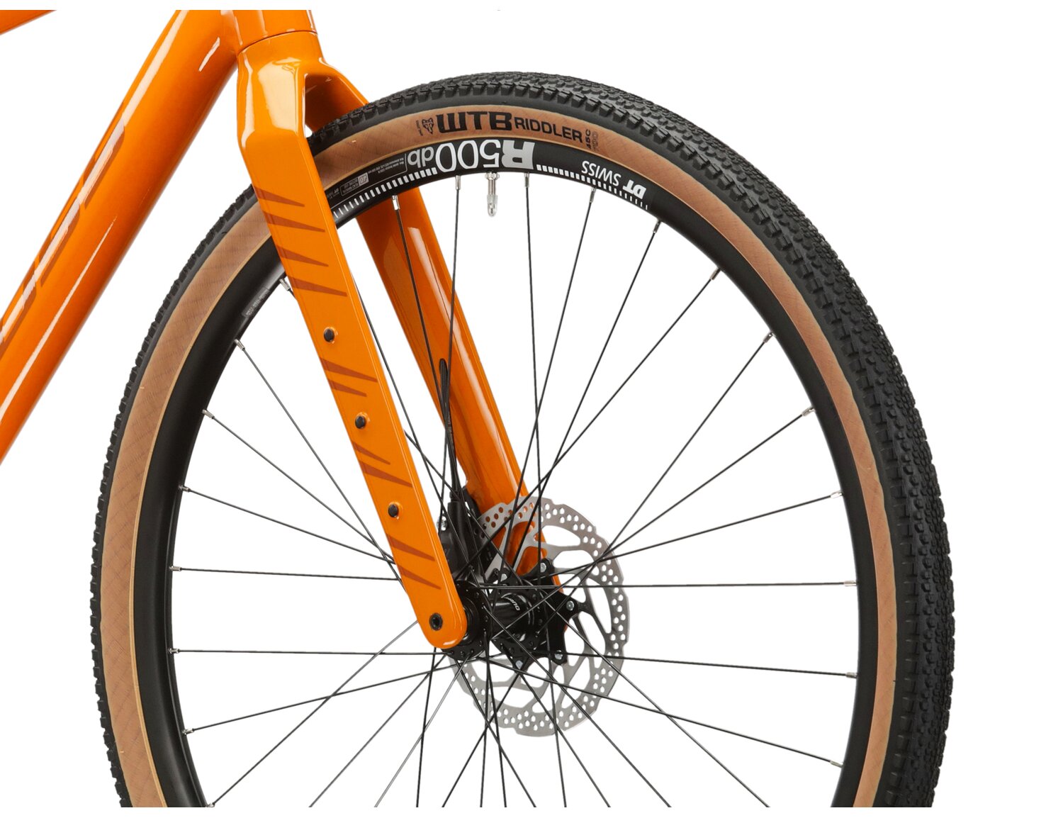  Sztywny carbonowy widelec, aluminiowa rama oraz opony WTB RIDDLER COMP 700x45c w rowerze gravelowym Kross Esker 5.0 