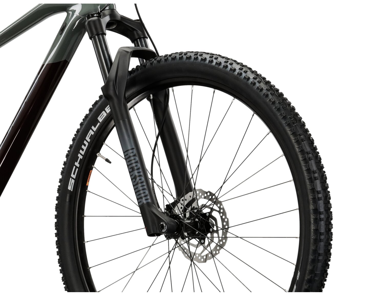  Carbonowa rama, amortyzowany widelec Rock Shox Reckon Silver RL o skoku 100m oraz opony o szerokości 2,25 cala w damskim rowerze górskim MTB XC Woman KROSS Level 8.0 