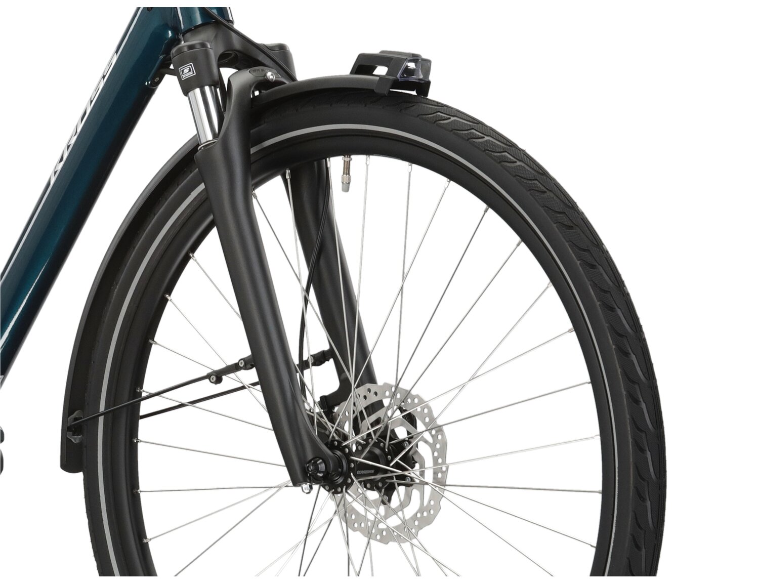 Aluminowa rama, amortyzowany widelec SR SUNTOUR NEX E25 o skoku 50mm oraz opony w elektrycznym rowerze miejskim Ebike City KROSS Sentio Hybrid 5.0 504 Wh 