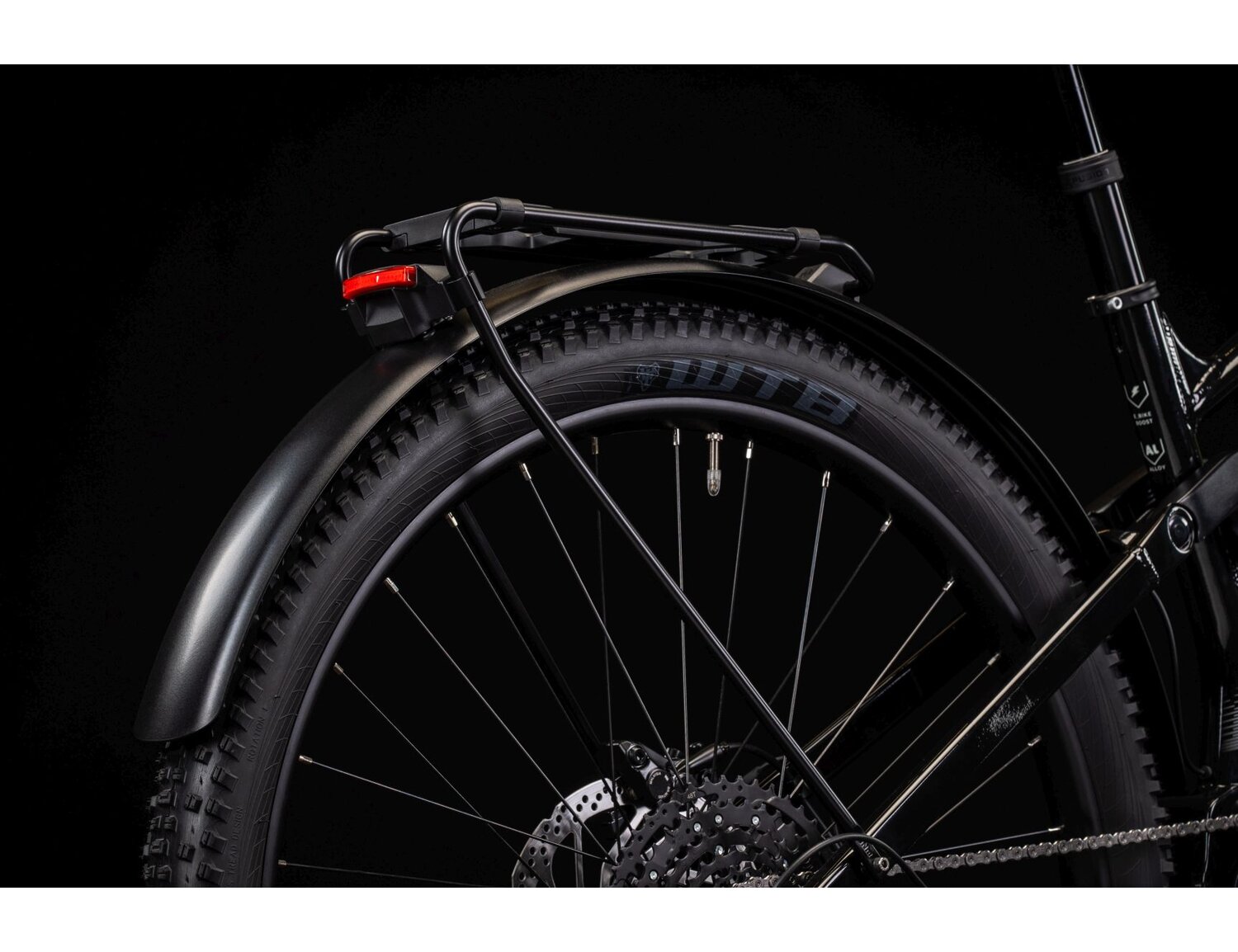  Bagażnik, błotniki oraz tylne koło w elektrycznym rowerze górskim Ebike MTB Trail Full Suspension KROSS Grist Boost SUV 1.0 730 Wh 