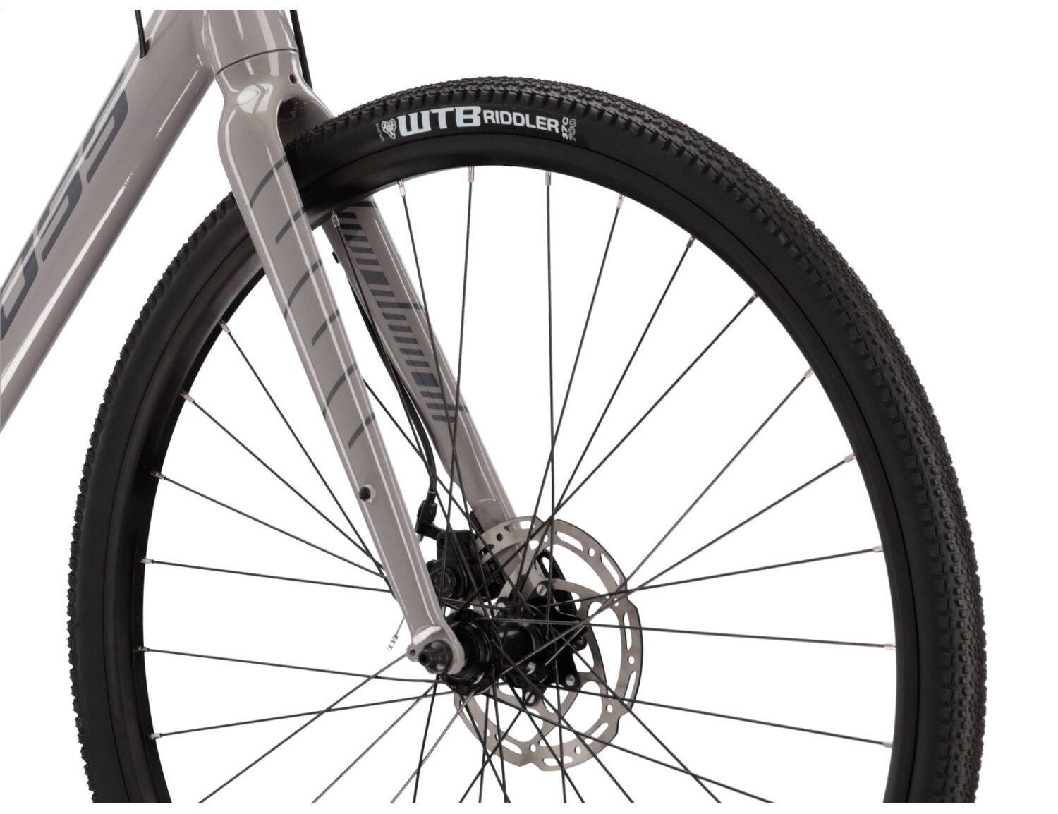  Aluminiowa rama, sztywny aluminiowy widelec oraz opony WTB Riddler w rowerze gravelowym KROSS Esker 1.0 