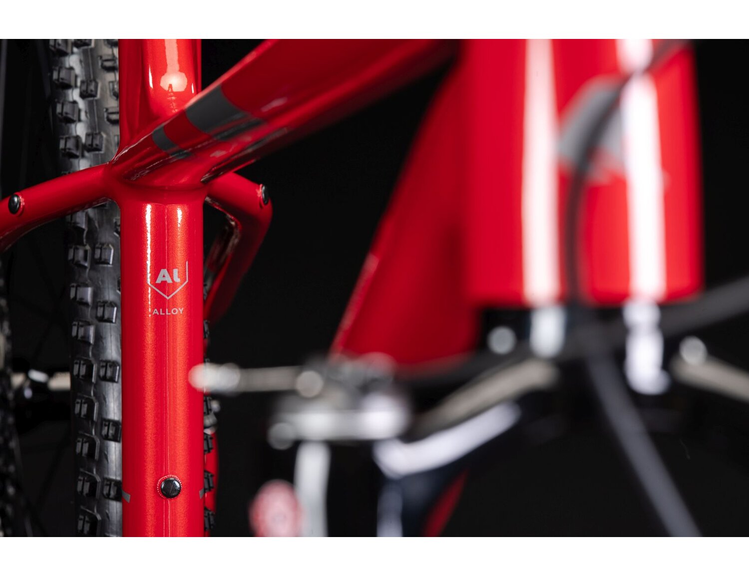  Aluminowa rama oraz zbliżenie na symbol materiału w rowerze górskim damskim MTB Woman XC KROSS Level 6.0 