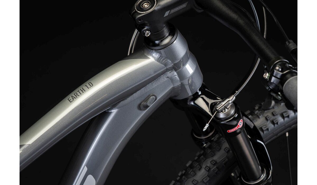  Aluminiowa rama, amortyzowany widelec SR Suntour XCR32 AIR RLR o skoku 100m oraz opony o szerokości 2,25 cala w rowerze górskim MTB XC KROSS Earth 1.0 