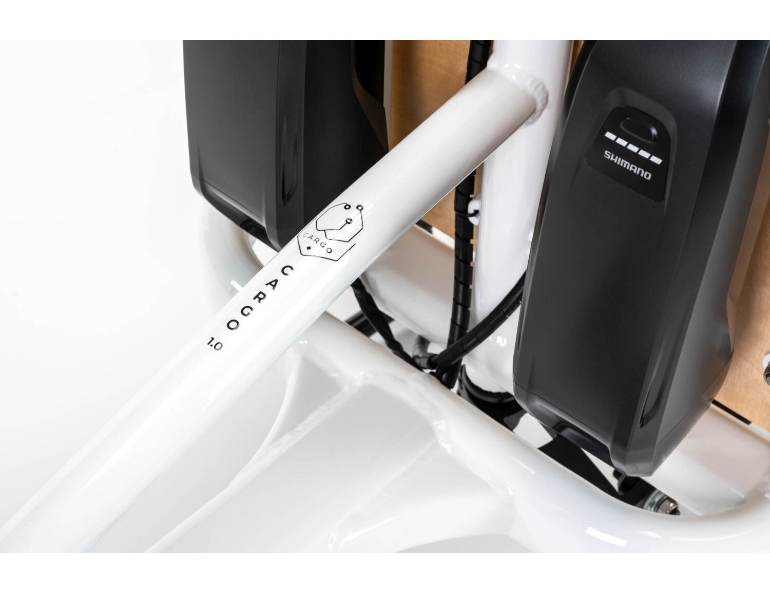  Aluminiowa rama, symbol roweru KROSS Cargo oraz baterie Shimano w rowerze elektrycznym cargo Ebike KROSS E-Cargo 1.0 Platform 