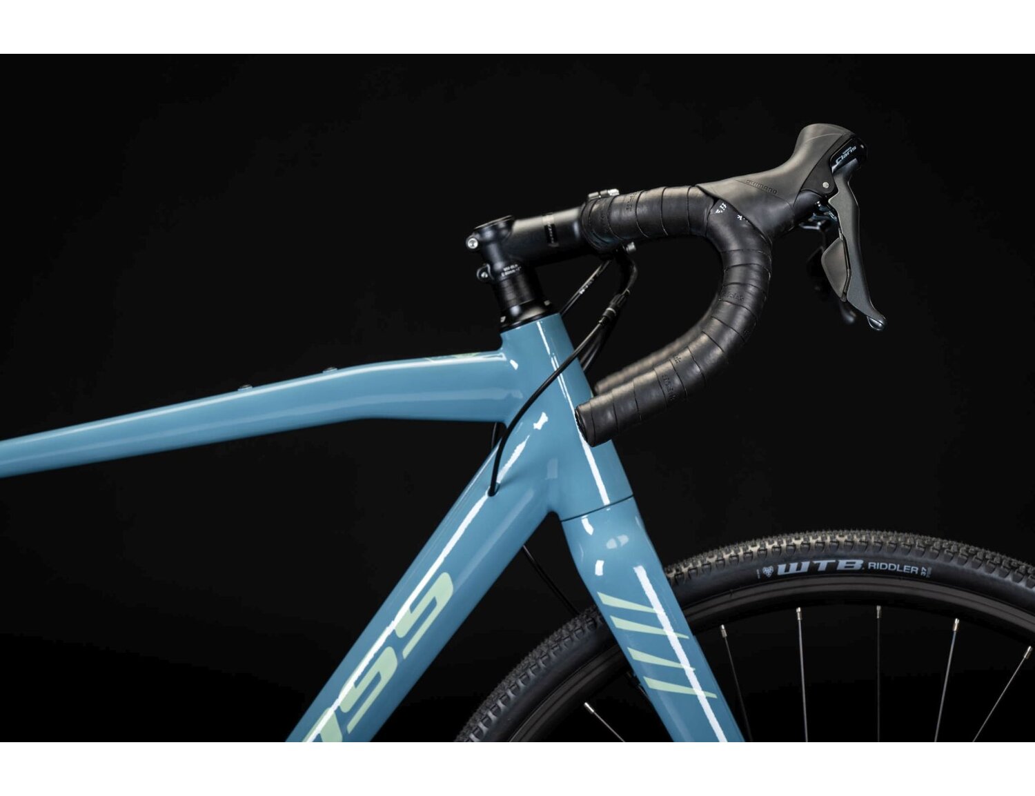 Sztywny aluminiowy widelec, kierownica z owijką Fiziki oraz opony WTB RIDDLER COMP 700X37C w rowerze gravelowym Kross Esker 1.0 