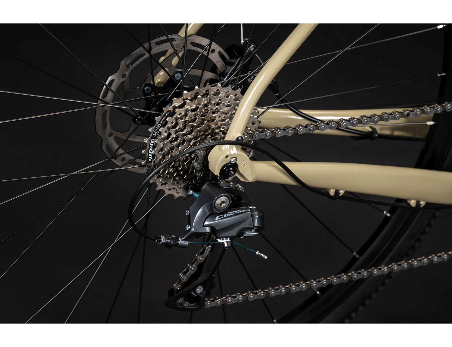  Ośmiorzędowa tylna przerzutka Shimano claris R2000 w rowerze gravelowym Kross Esker 1.0 