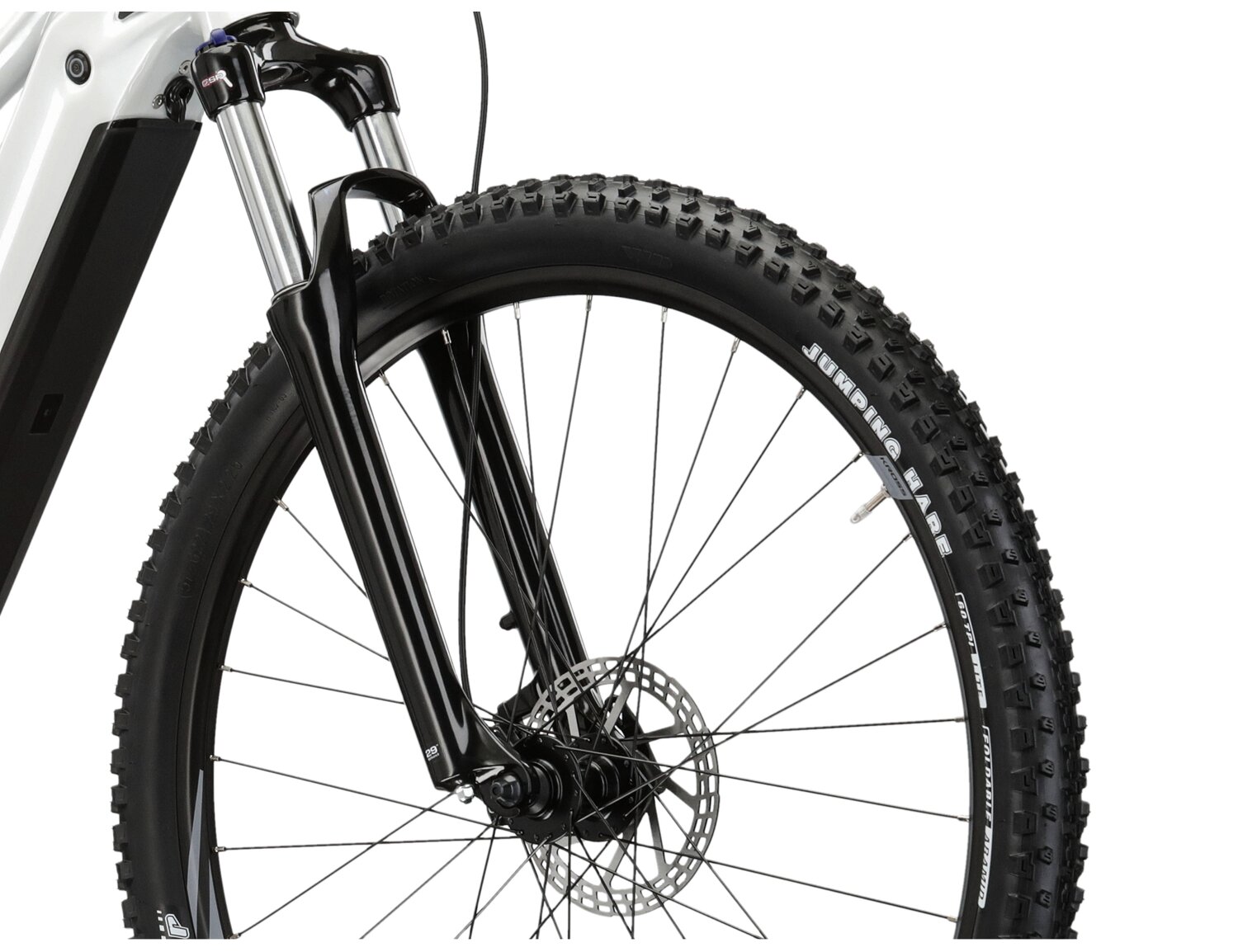  Aluminowa rama, amortyzowany widelec SR Suntour XCM ATB HLO o skoku 100mm oraz opony w elektrycznym damskim rowerze górskim Ebike MTB Woman KROSS Lea Boost 4.0 730 WH 