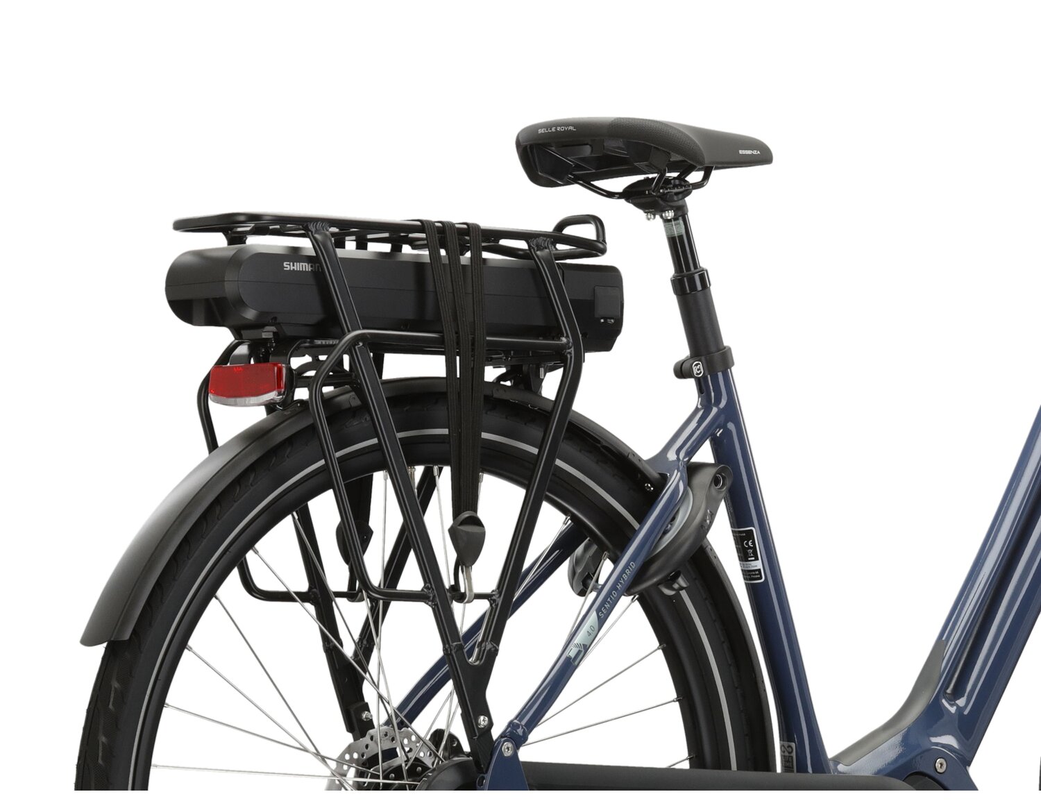 Zamontowana na bagażniku bateria Shimano o pojemności 418 Wh, błotniki oraz siodło w elektrycznym rowerze miejskim Ebike City KROSS Sentio Hybrid 4.0 418 Wh UNI 