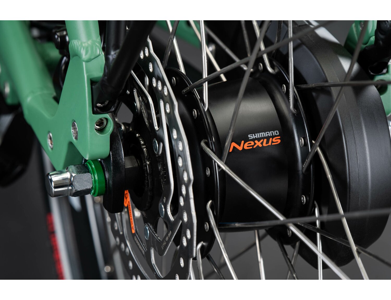  Tylna ośmiobiegowa piasta Shimano Nexus oraz hydrauliczne hamulce tarczowe Shimano MT200 w elektrycznym rowerze miejskim Ebike City KROSS Sentio Hybrid 6.0 500 Wh 
