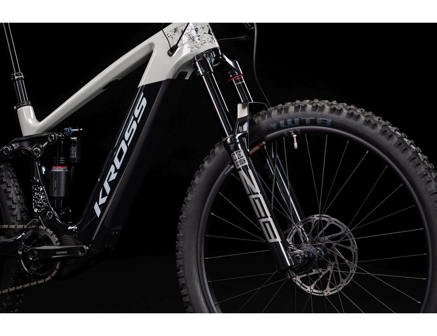  Carbonwa rama, amortyzowany widelec Rock Shox Zeb Select o skoku 160m oraz opony w elektrycznym rowerze górskim Ebike MTB Enduro Full Suspension KROSS Moon Boost 1.0 630 Wh 