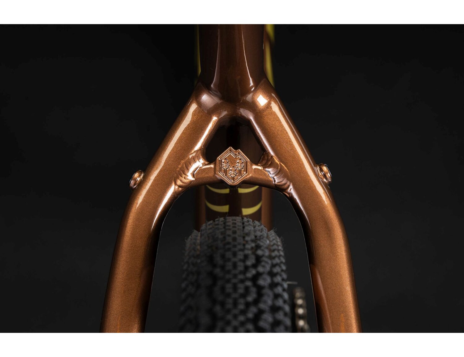  Rama aluminiowa nowej generacji gen2 w kolorze brązowym oraz opony WTB Riddler w rowerze gravelowym Kross Esker 2.0 