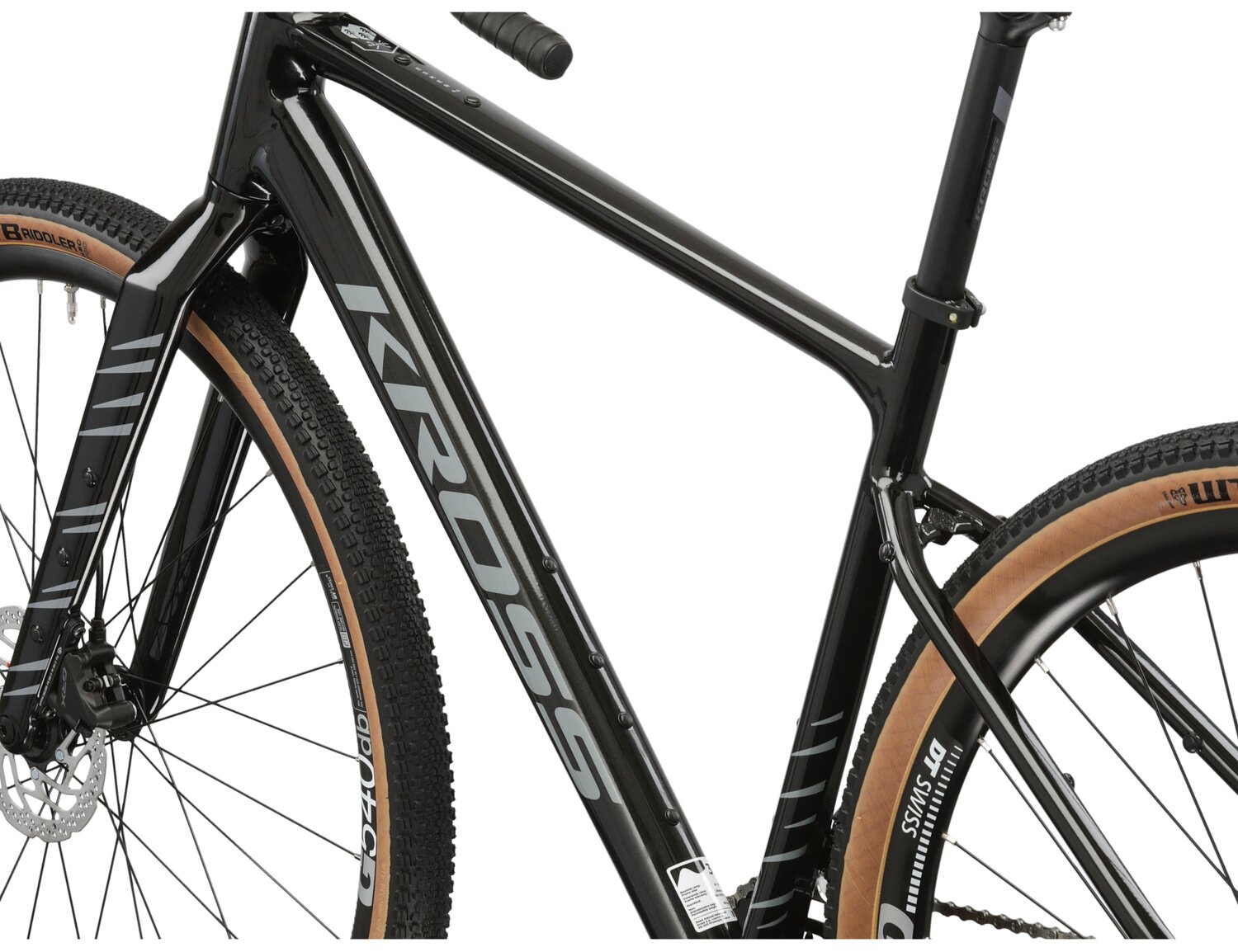  Rama aluminiowa nowej generacji gen2 w kolorze czarnym oraz carbonowy widelec z otworami montażowymi w rowerze gravelowym Kross Esker 6.0 