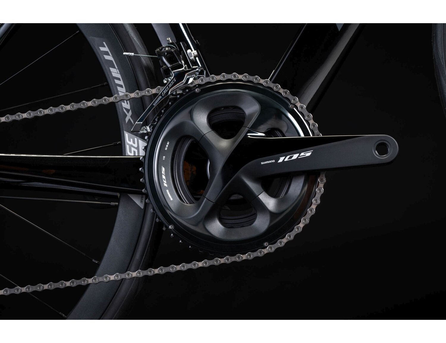  Mechanizm korbowy oraz przednia przerzutka Shimano 105 R7000 w rowerze szosowym KROSS Vento DSC 8.0 