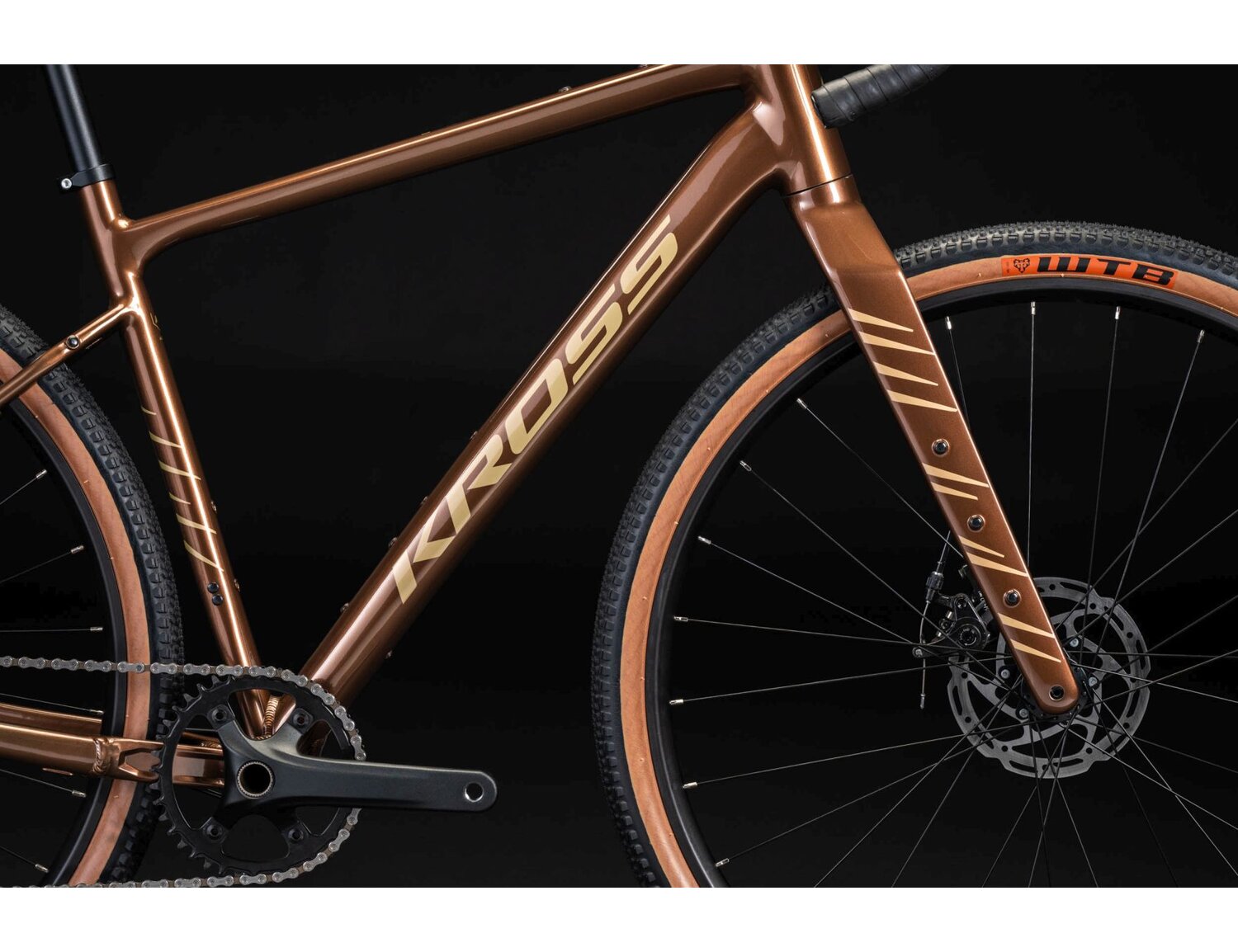  Rama aluminiowa nowej generacji gen2 w kolorze brązowym oraz carbonowy widelec z otworami montażowymi w rowerze gravelowym Kross Esker 2.0 
