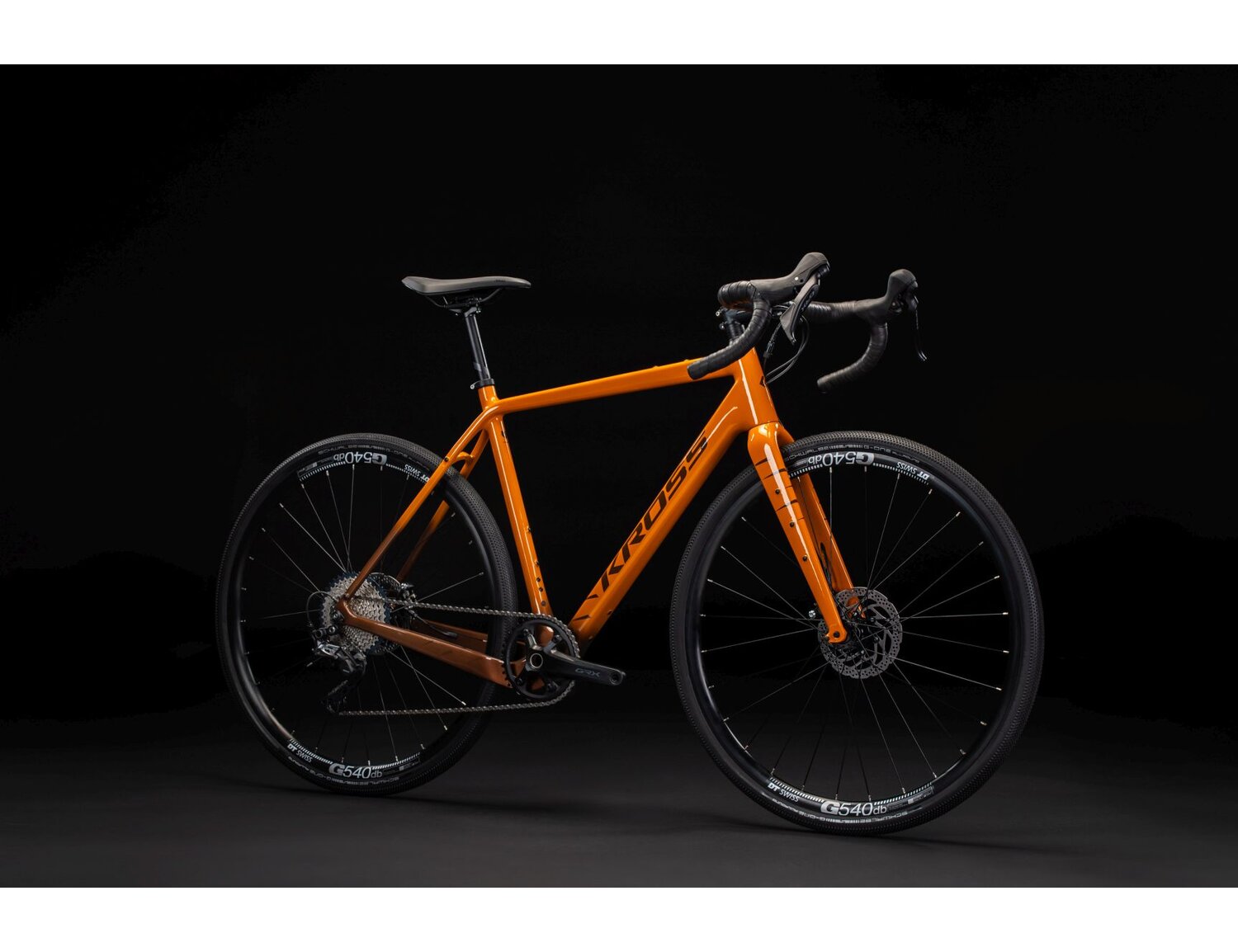  Rower gravelowy KROSS Esker 7.0 na carbonowej ramie w kolorze pomarańczowym wyposażony w osprzęt Shimano 