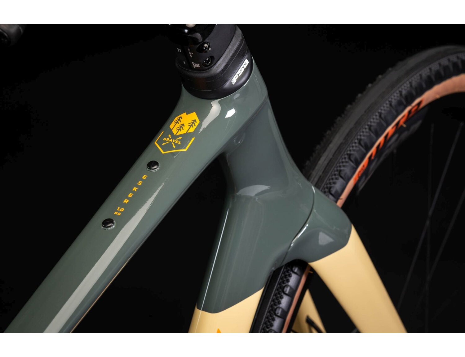 Carbonowa rama i symbol gravela w rowerze gravelowym KROSS Esker RS 1.0 