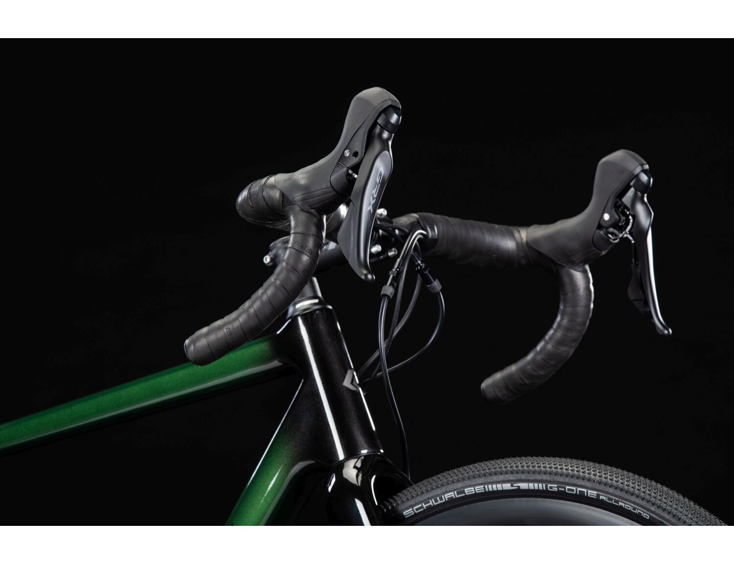 Carbonowa rama, sztywny carbonowy widelec oraz opony Schwalbe w rowerze gravelowym KROSS Esker 8.0  
