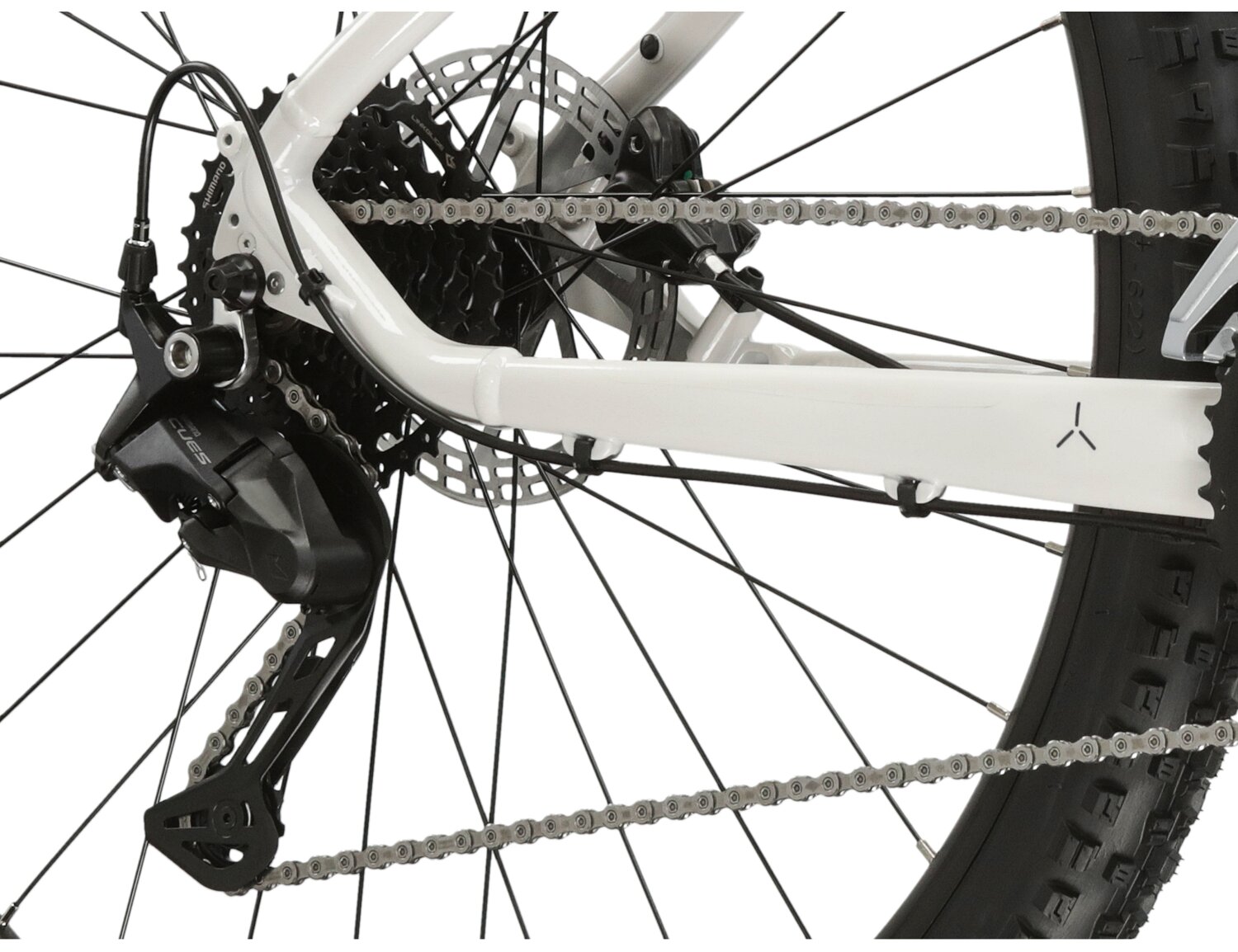  Tylna dziewięciobiegowa przerzutka Shimano Cues M3020 oraz hydrauliczne hamulce tarczowe Shimano MT200 w damskim rowerze górskim MTB Woman KROSS Lea 5.0