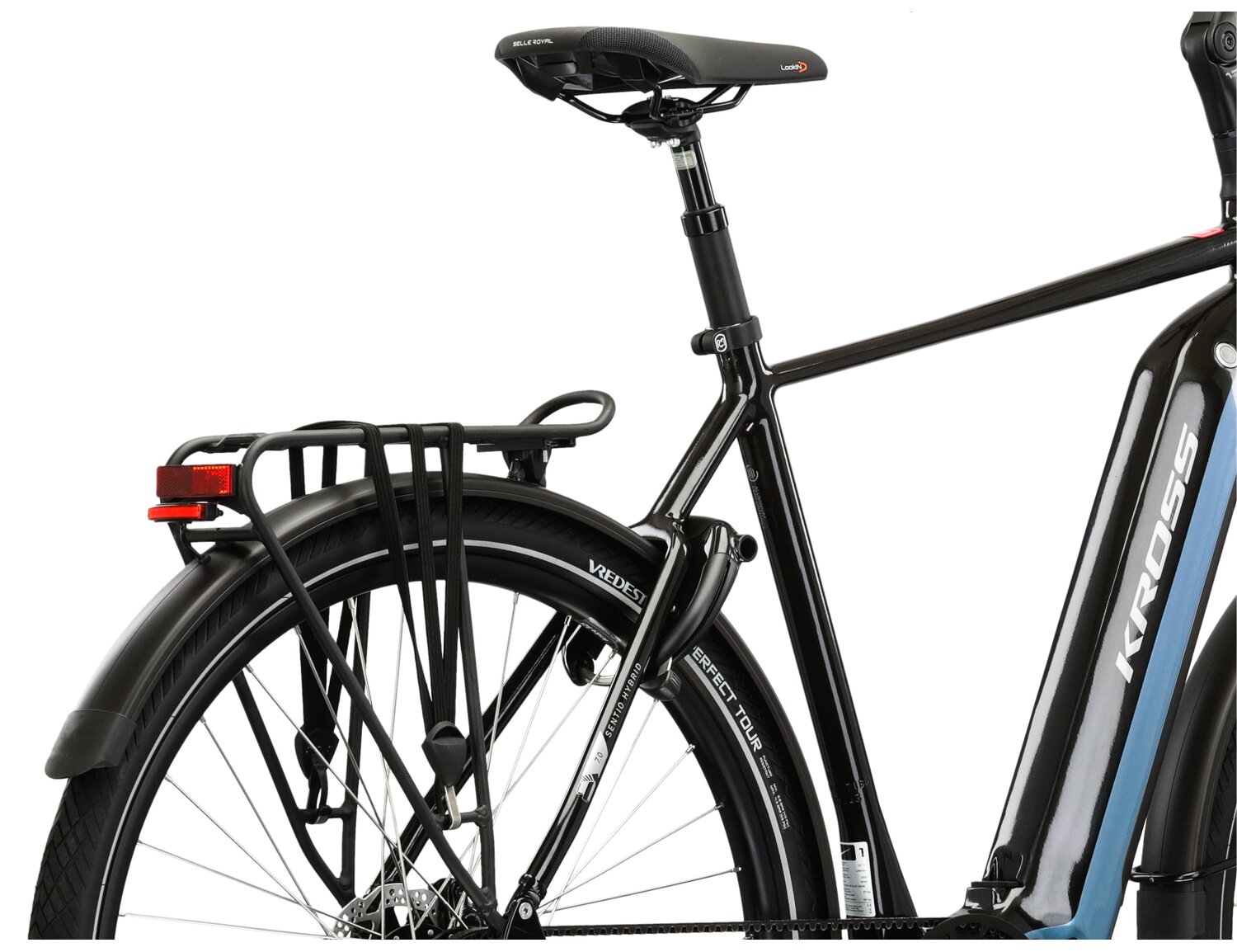 Bagażnik, błotniki oraz siodło w elektrycznym rowerze miejskim Ebike City KROSS Sentio Hybrid 7.0 500 Wh 