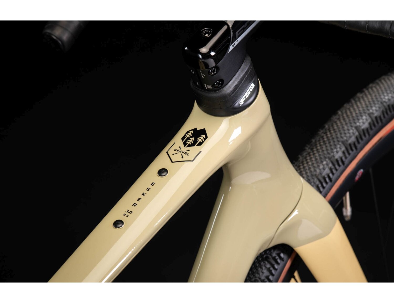 Carbonowa rama i symbol gravela w rowerze gravelowym KROSS Esker RS 3.0 