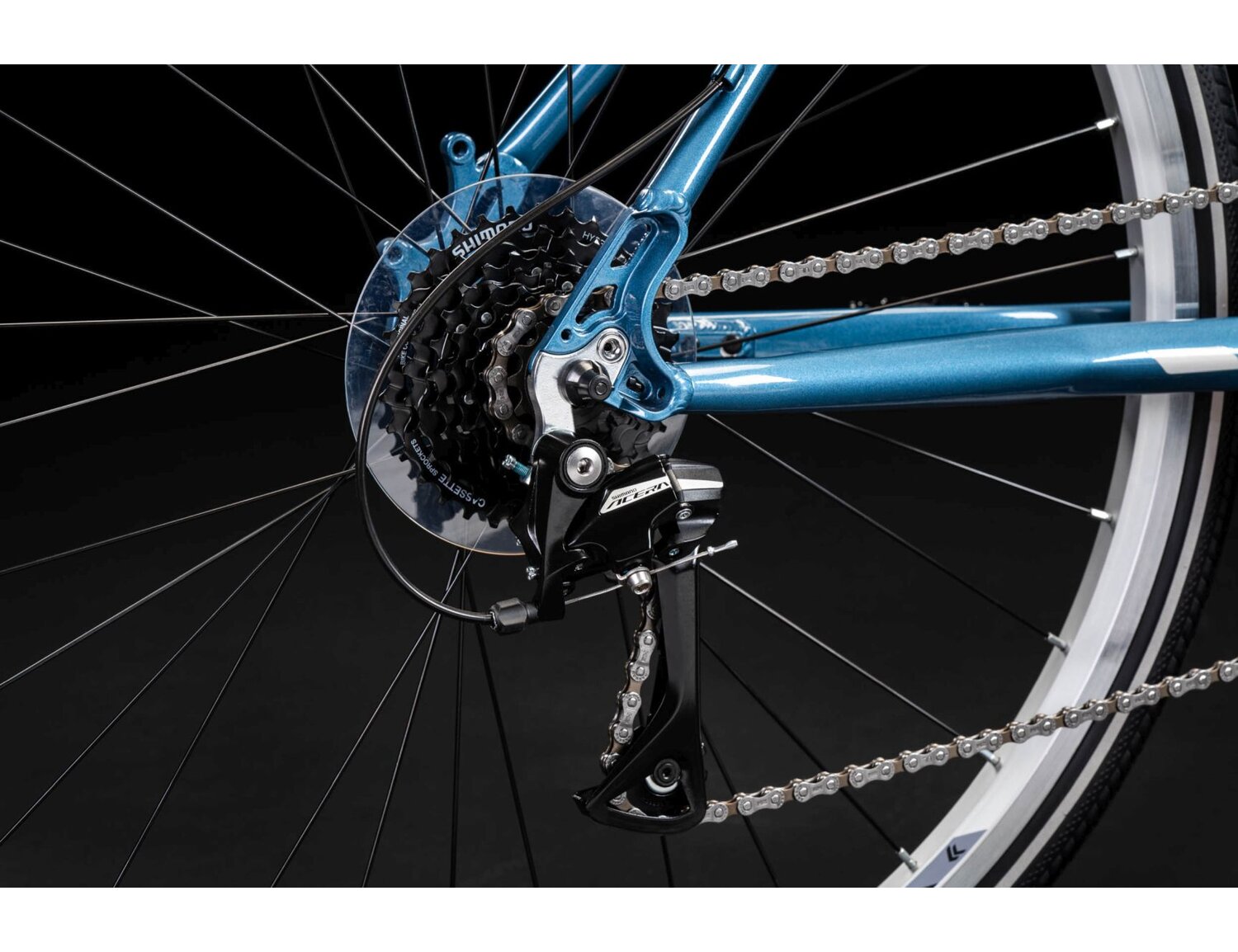  Tylna ośmiobiegowa przerzutka Shimano Acera M3020 oraz hamulce v-brake w rowerze crossowym KROSS Move 1.1 