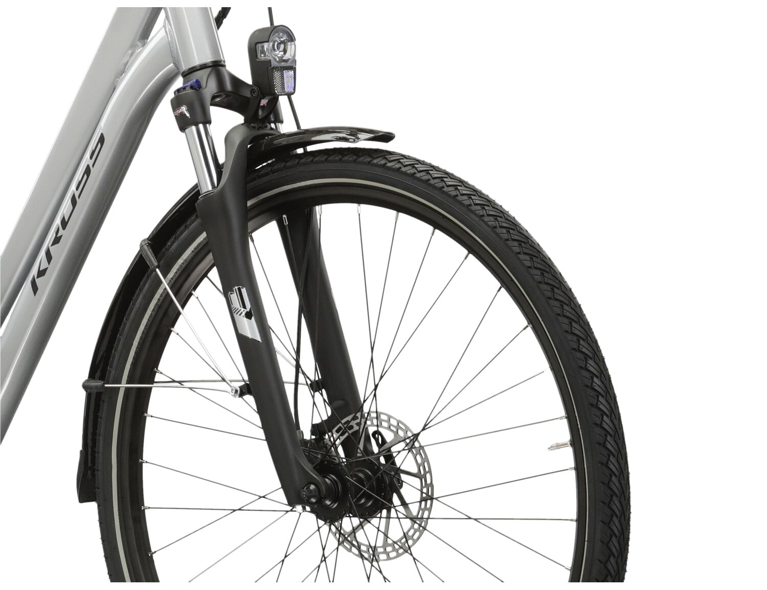 Aluminowa rama, amortyzowany widelec SR SUNTOUR NEX HLO o skoku 63mm oraz opony w elektrycznym rowerze miejskim Ebike City KROSS Sentio Hybrid 2.0 504 Wh 