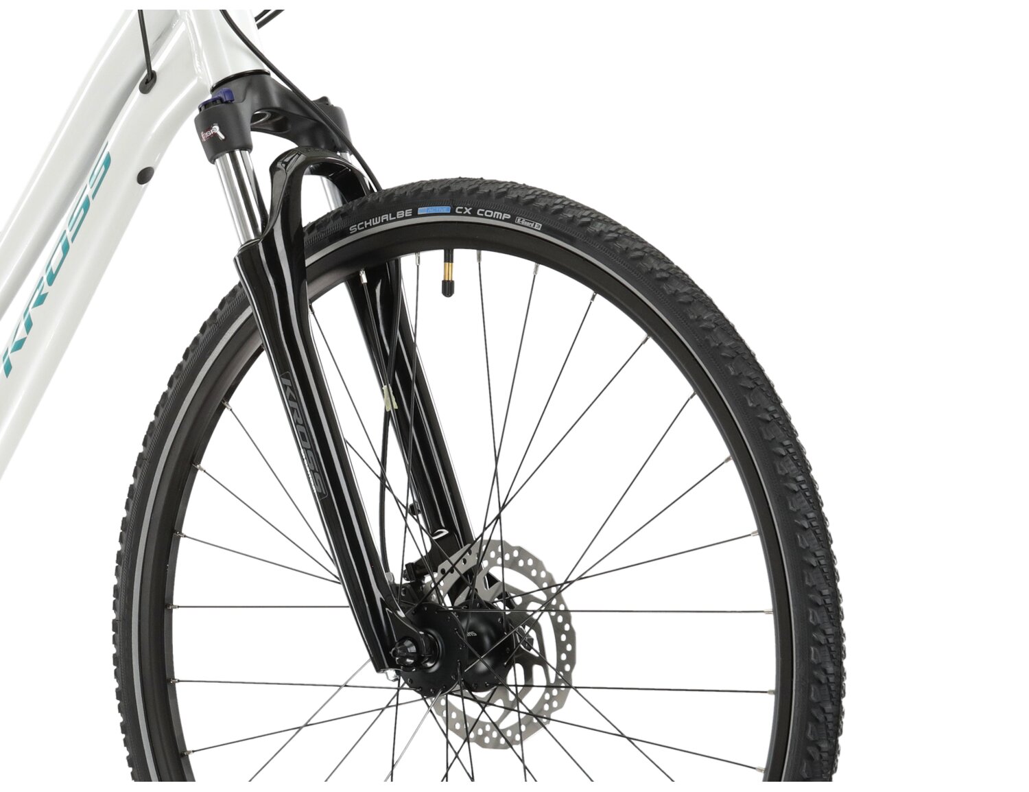 Aluminowa rama, amortyzowany widelec SR SUNTOUR NEX HLO oraz opony Schwalbe w rowerze crossowymym damskim KROSS Evado 7.0 