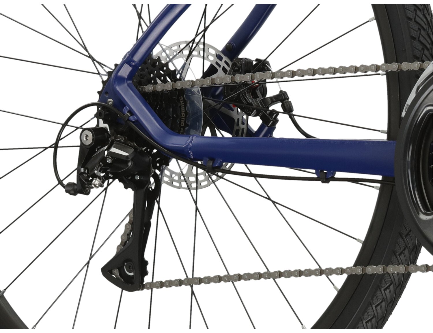 Tylna ośmiorzędowa przerzutka Shimano Acera M360 oraz hamulce tarczowe mechaniczne w rowerze crossowym Kross Evado 3.0 