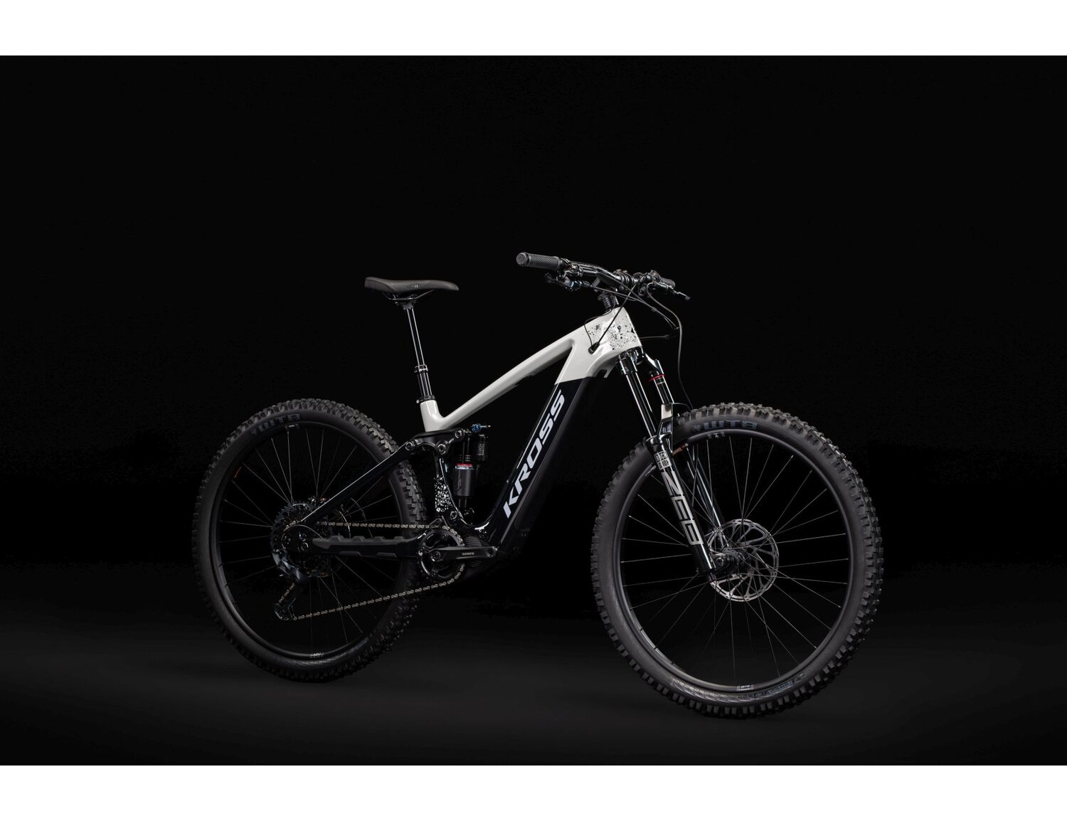  Elektryczny rower górski Ebike MTB Enduro Full Suspension KROSS Moon Boost 1.0 630 Wh na carbonowej ramie w kolorze szarym wyposażony w osprzęt SRAM i napęd elektryczny Shimano