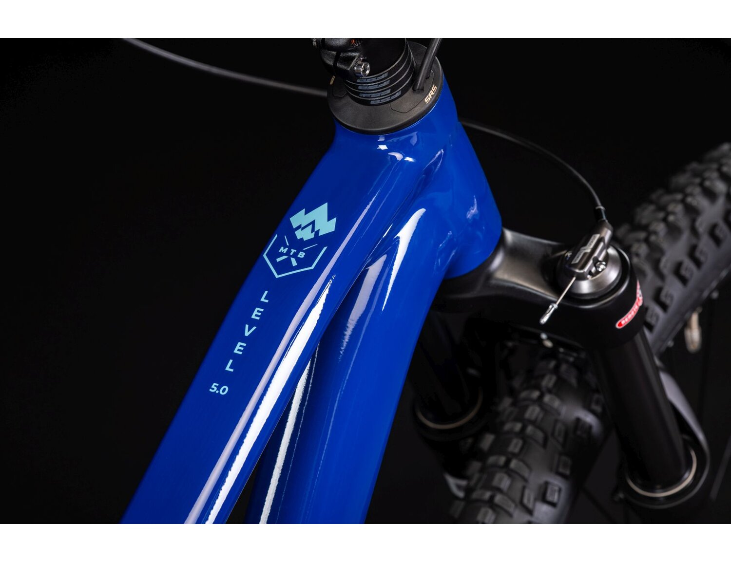  Aluminowa rama oraz zbliżenie na nazwę roweru aluminium w rowerze górskim MTB XC KROSS Level 5.0 
