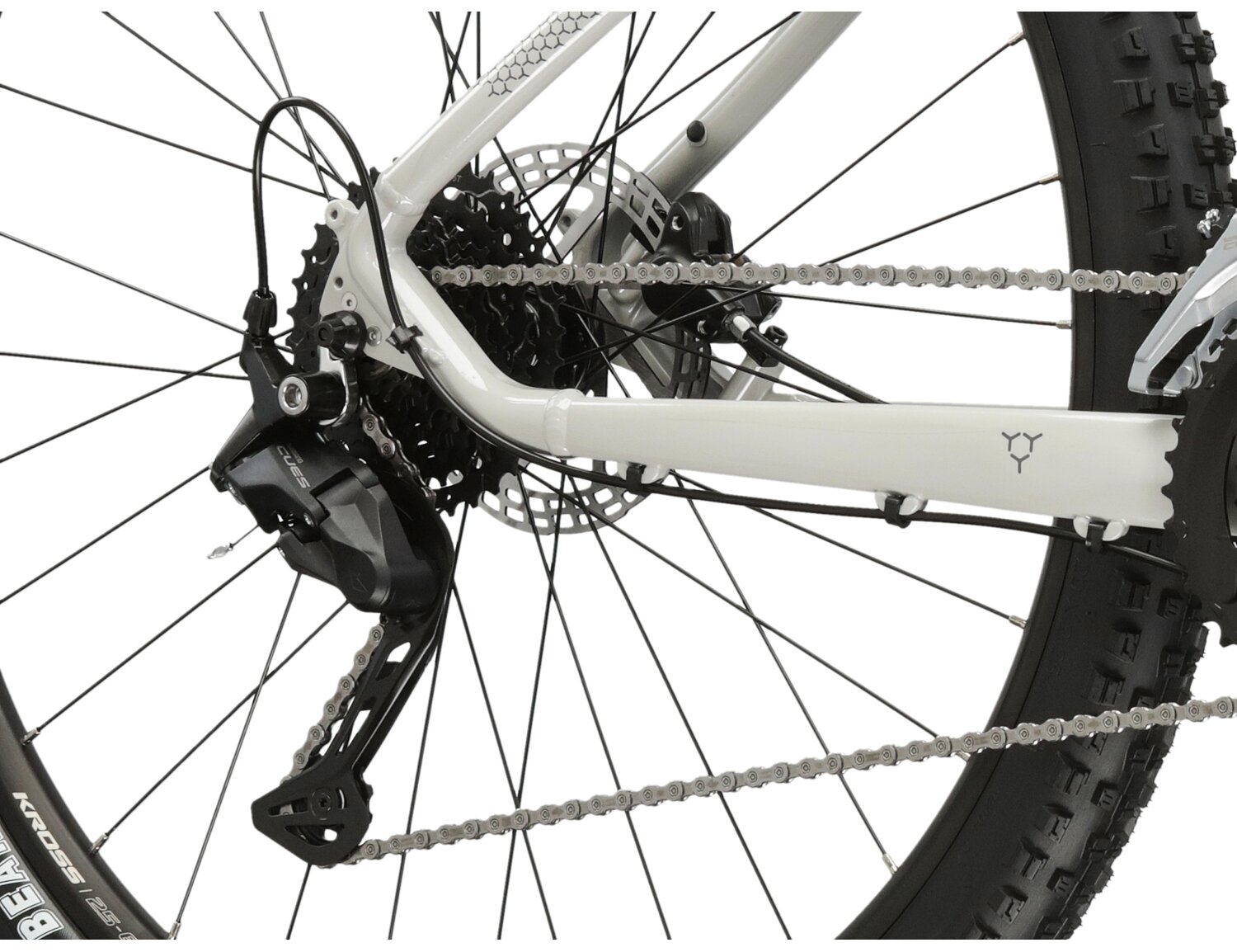  Tylna dziewięciobiegowa przerzutka Shimano Cues U3020 oraz hydrauliczne hamulce tarczowe Shimano MT200 w rowerze górskim MTB KROSS Hexagon 5.0 