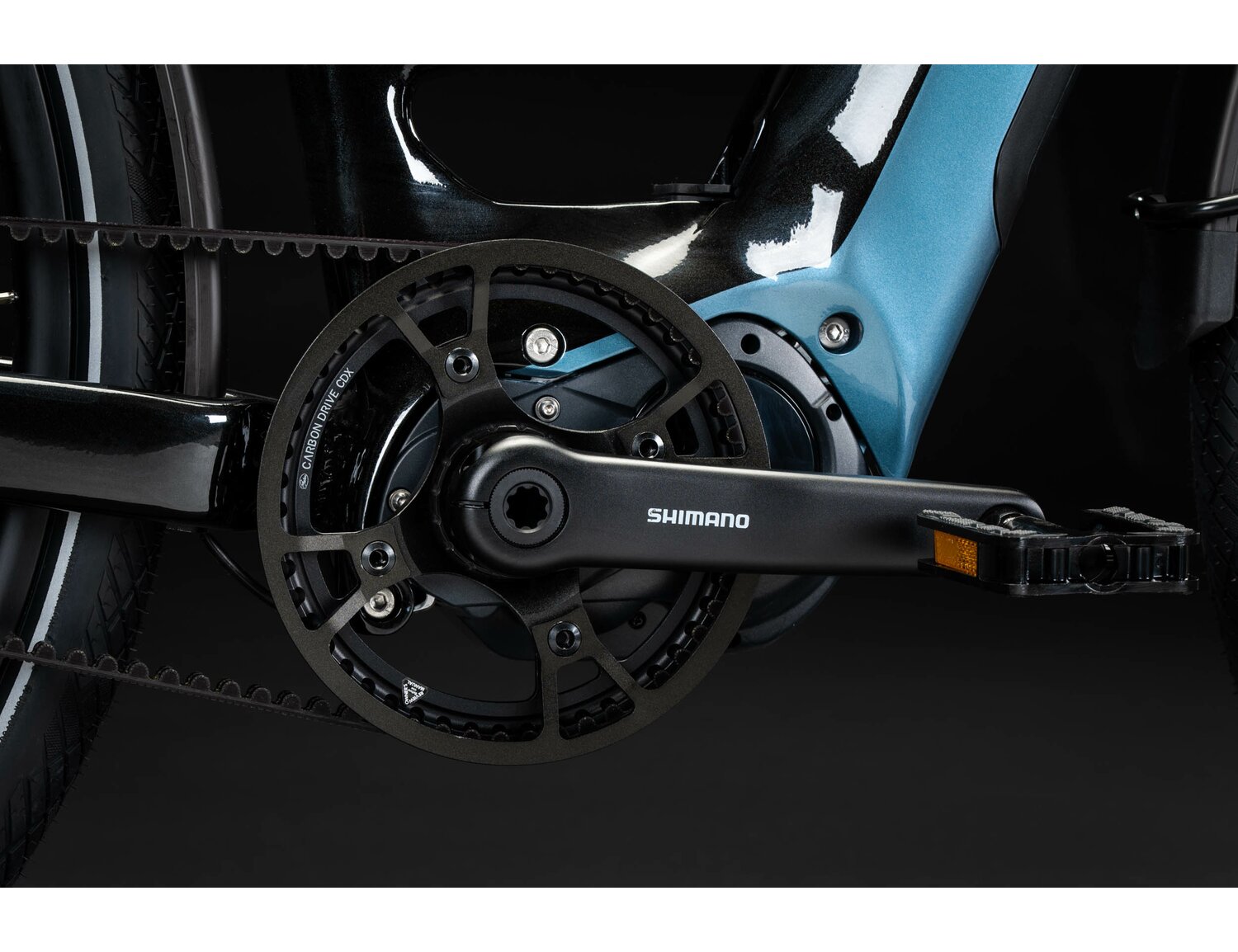 Zamontowany centralnie silnik Shimano E6100 oraz mechanizm korbowy w elektrycznym rowerze miejskim Ebike City KROSS Sentio Hybrid 7.0 500 Wh UNI 