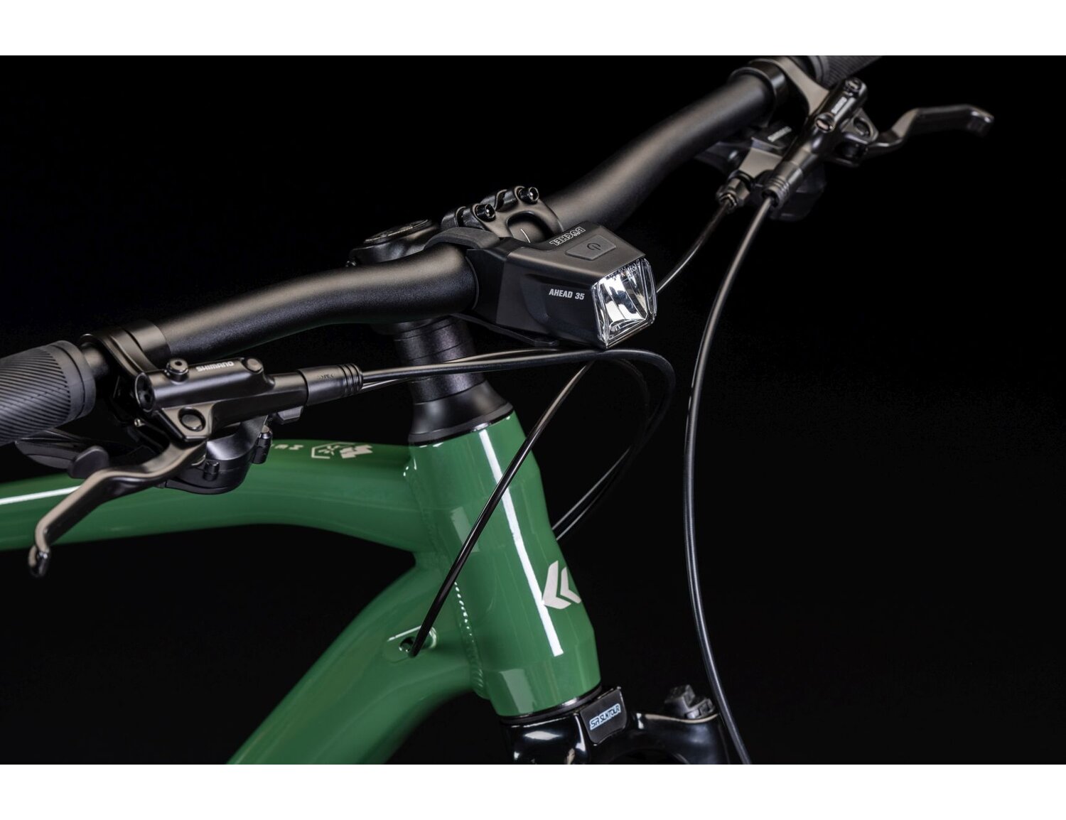 Przednia lampka oraz kierownica w rowerze górskim MTB KROSS Hexagon 4.0 EQ