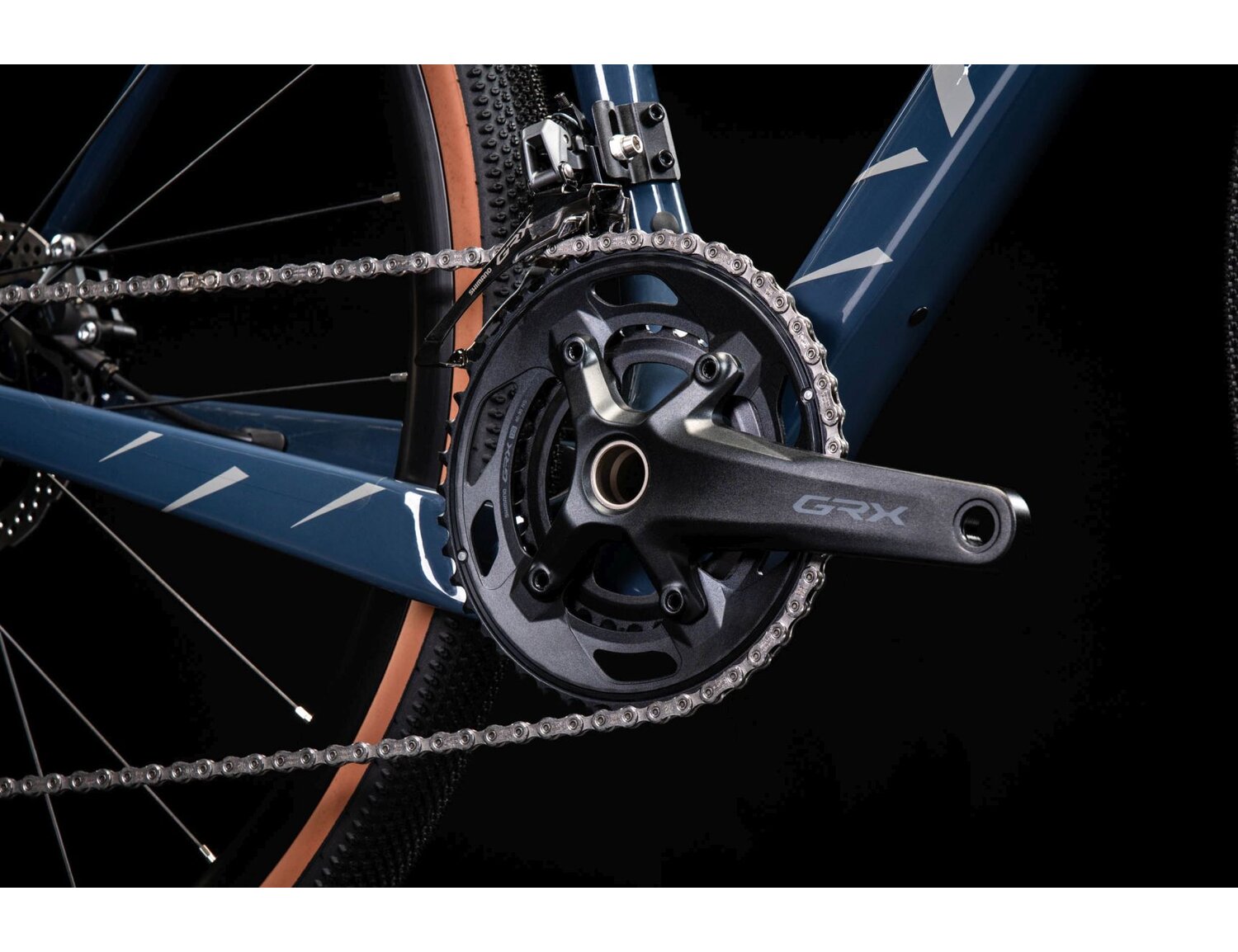  Dwurzędowa korba SHIMANO GRX RX610 oraz łańcuch SHIMANO M6100 w rowerze gravelowym KROSS Esker 8.0 