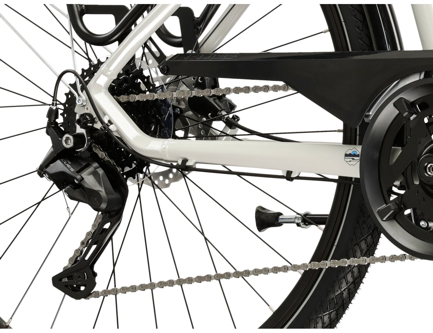  Tylna dziewięciobiegowa przerzutka Shimano Cues U3020 oraz hydrauliczne hamulce tarczowe Shimano MT200 w rowerze trekkingowym KROSS Trans 5.0 