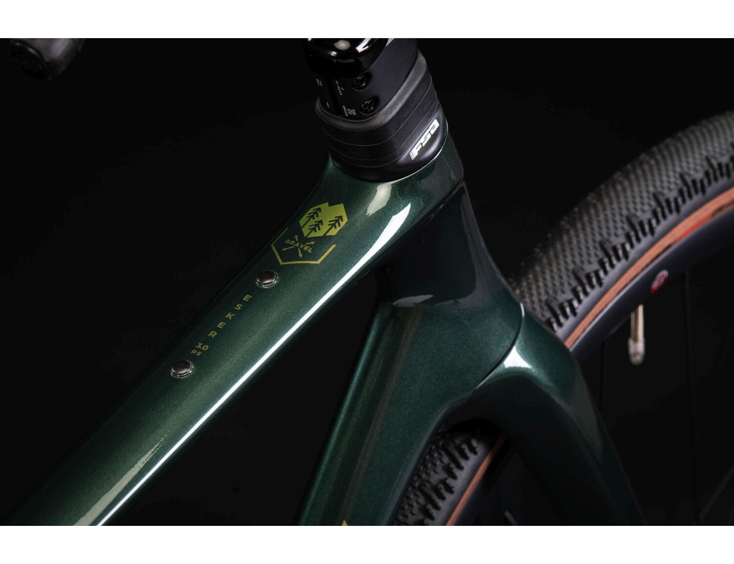 Carbonowa rama i symbol gravela w rowerze gravelowym KROSS Esker RS 3.0 