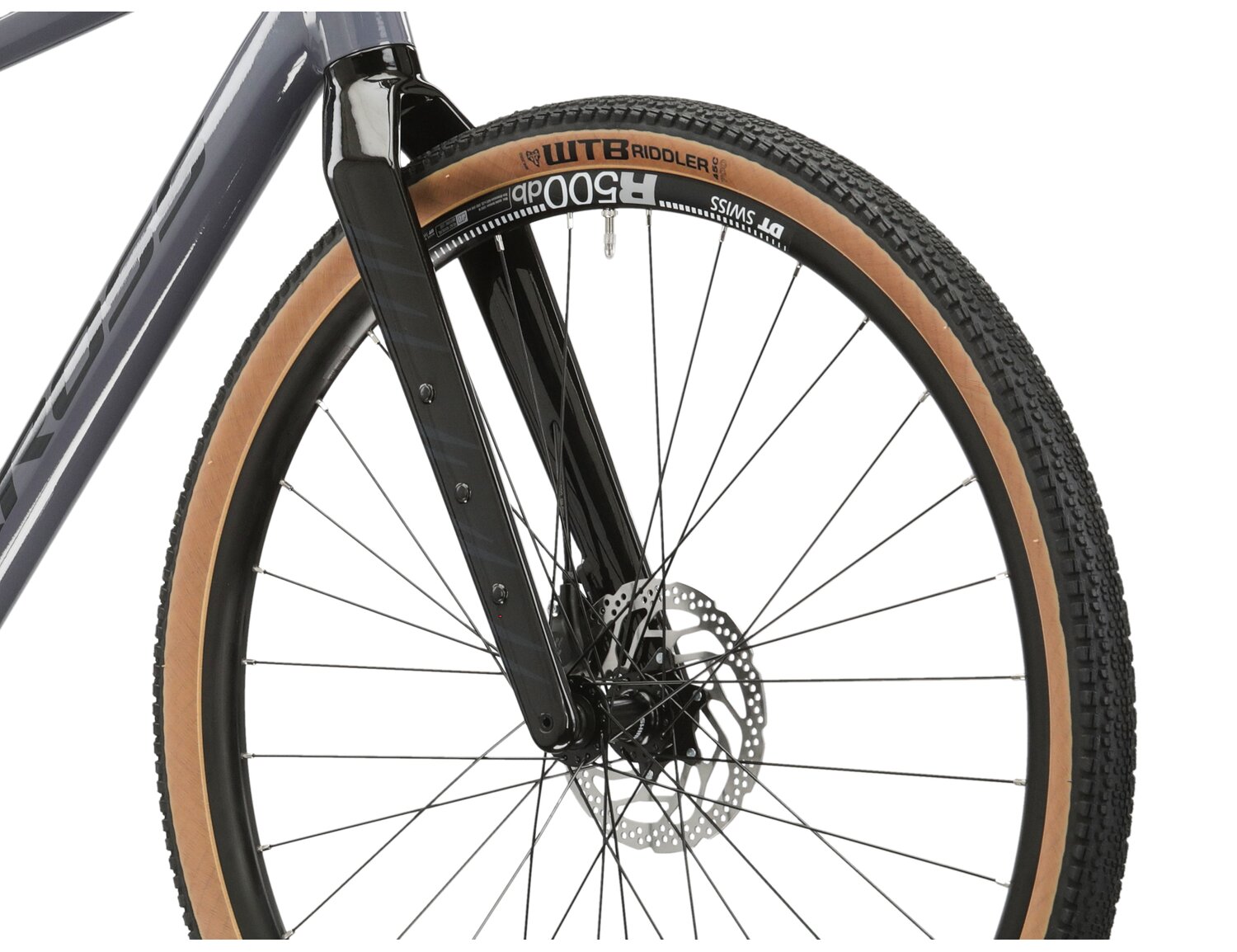  Sztywny carbonowy widelec oraz opony WTB Riddler o szerokośći 45mm w rowerze gravelowym KROSS Esker 5.0 