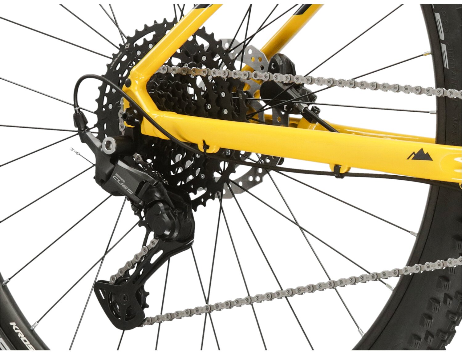 Tylna dziesięciobiegowa przerzutka Shimano Cues U6000 oraz hydrauliczne hamulce tarczowe Shimano MT200 w rowerze górskim MTB XC KROSS Level 4.0