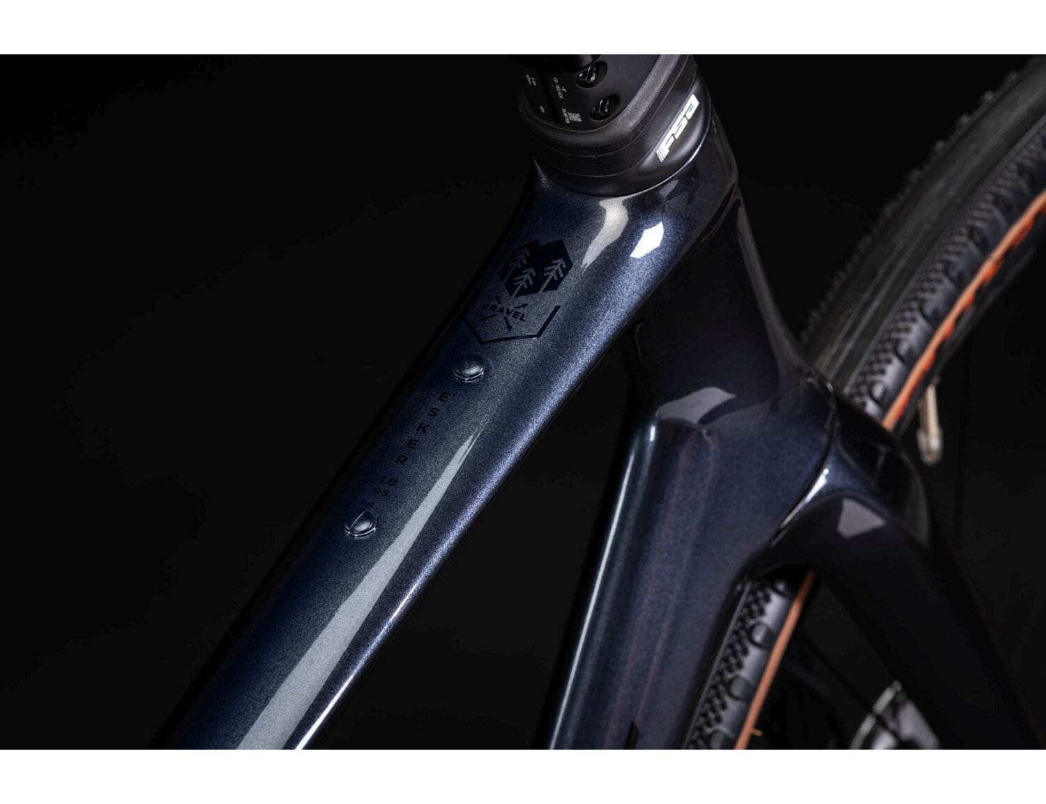 Carbonowa rama i symbol gravela w rowerze gravelowym KROSS Esker RS 1.0 
