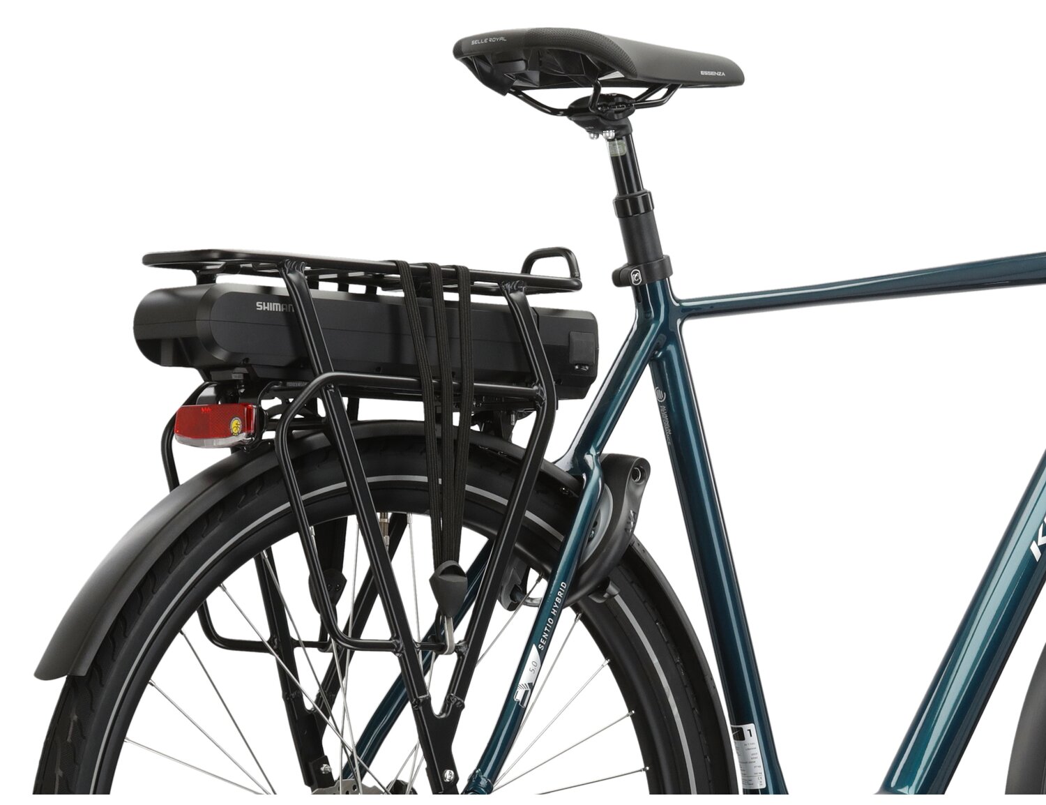 Zamontowana na bagażniku bateria Shimano o pojemności 504 Wh, błotniki oraz siodło w elektrycznym rowerze miejskim Ebike City KROSS Sentio Hybrid 5.0 504 Wh 