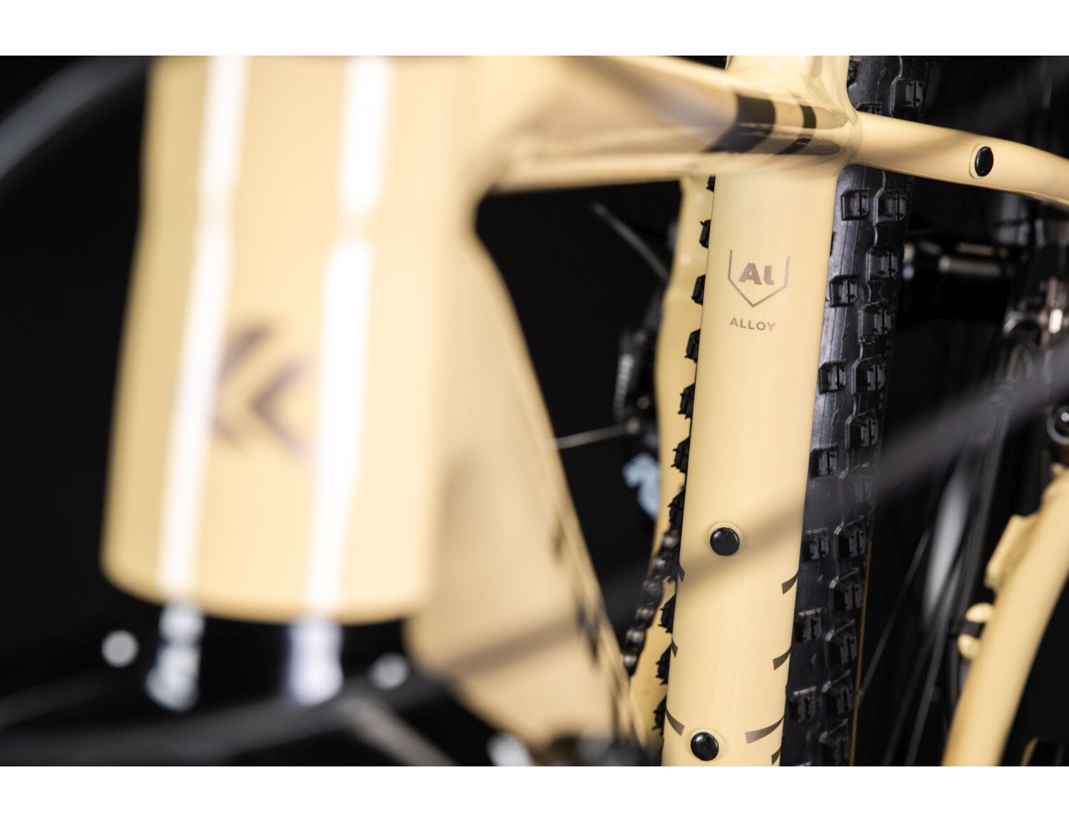  Aluminowa rama oraz zbliżenie na symbol materiału w rowerze górskim damskim MTB Woman XC KROSS Level 6.0 